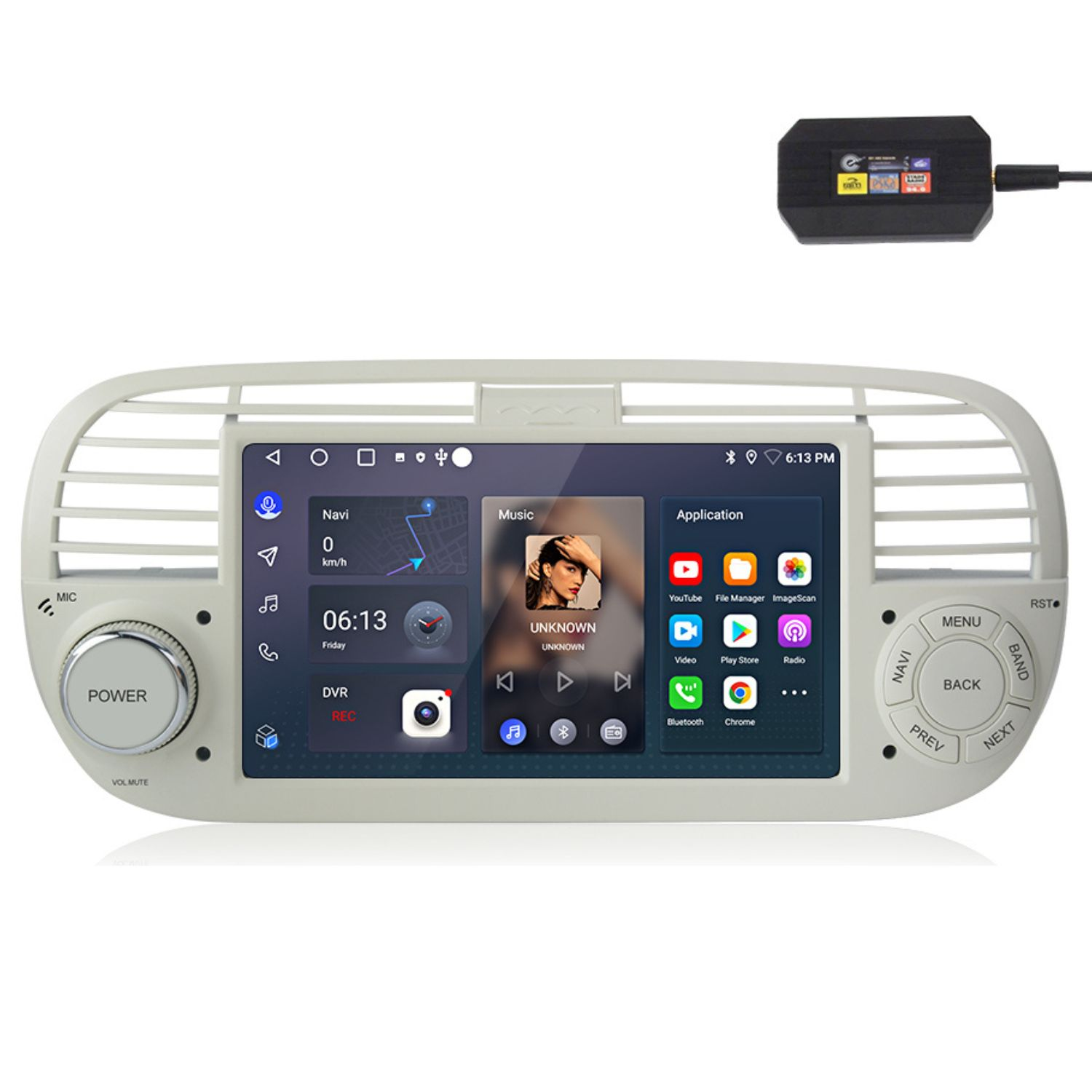 Sistema multimediale per auto con schermo che mostra navigazione e app, circondato da plastica bianca. Un dispositivo nero è in alto.