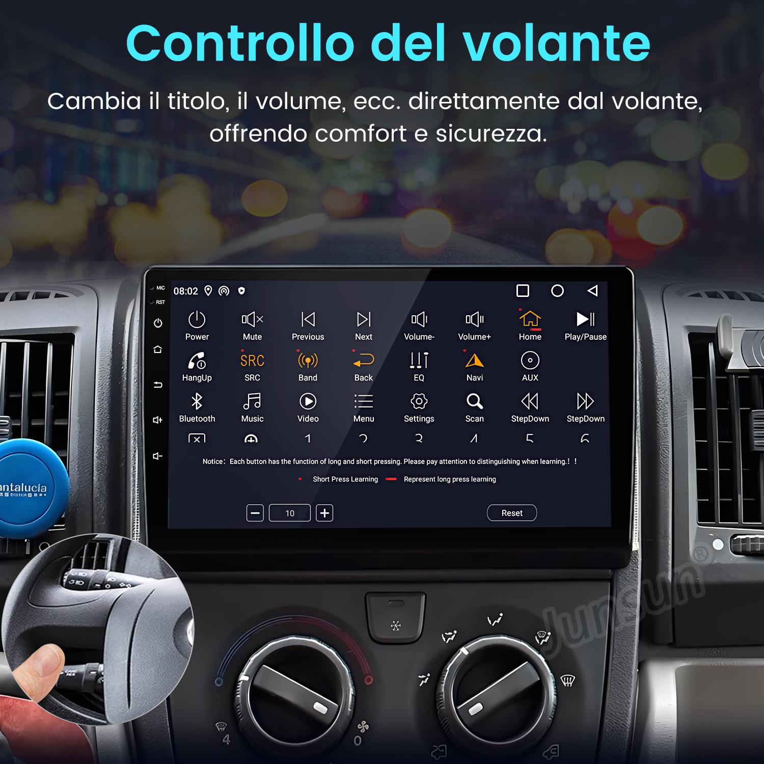 Cruscotto auto con display touchscreen e comandi. Volante e comandi clima visibili in primo piano.