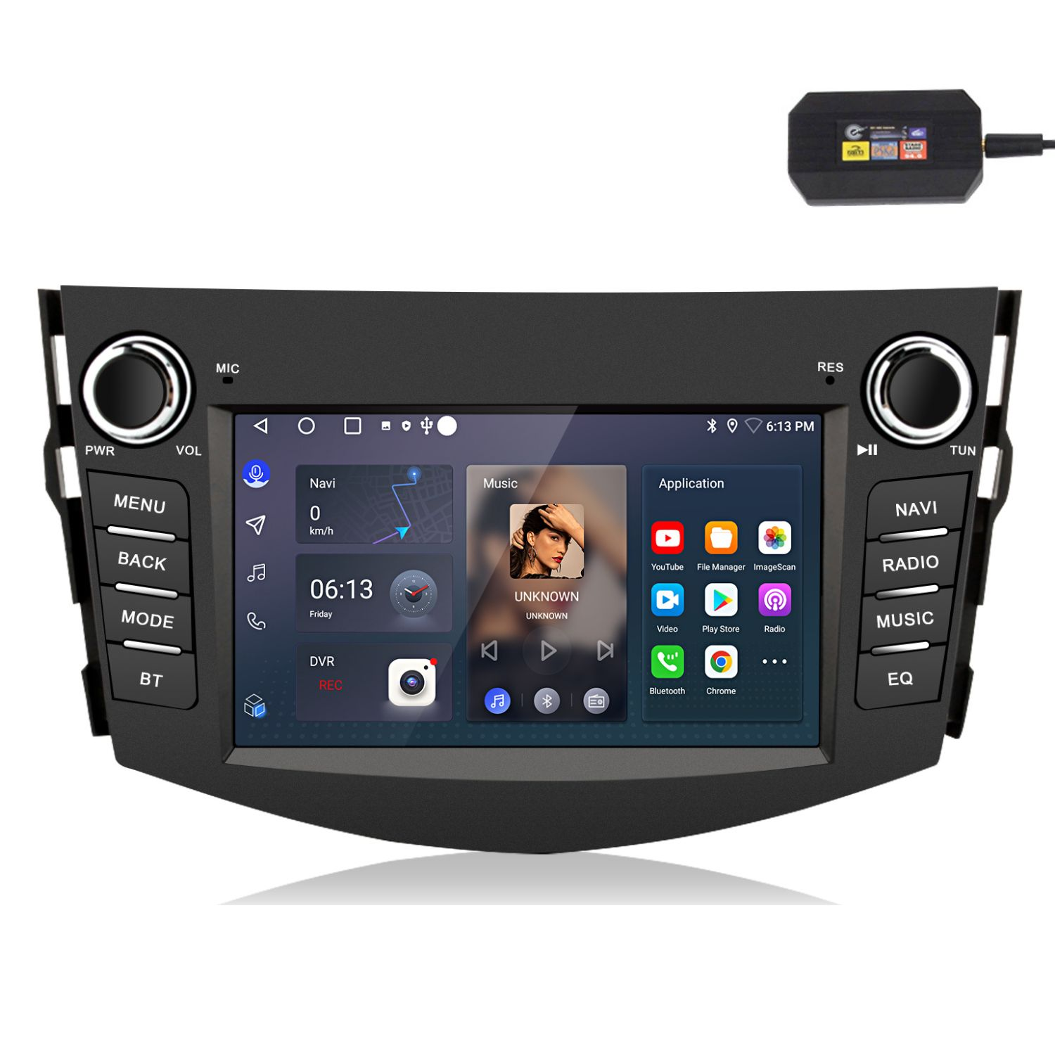 Sistema multimediale per auto con schermo centrale con navigazione, musica e app. Pulsanti e manopole laterali.