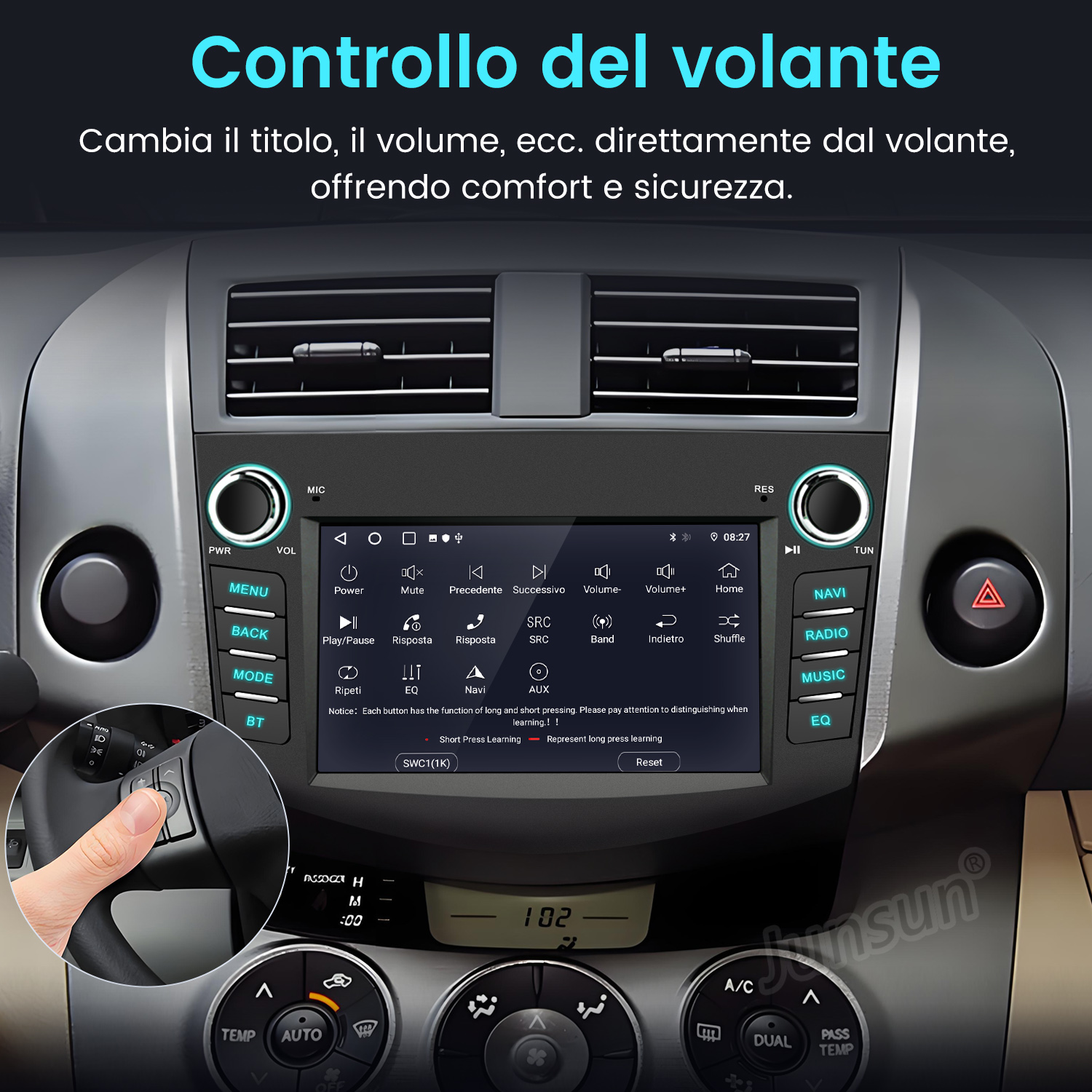 Cruscotto auto con display touchscreen. Mano sul volante. Pulsanti navigazione, radio e musica.