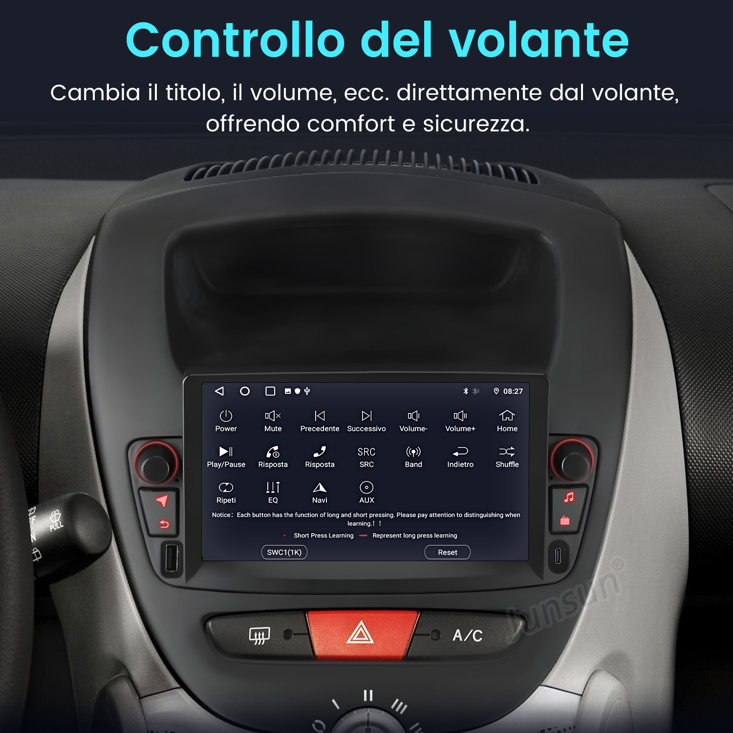 Cruscotto auto con schermo di controllo. Lo schermo mostra pulsanti per accensione, volume e altre funzioni. Il volante dell'auto è visibile.