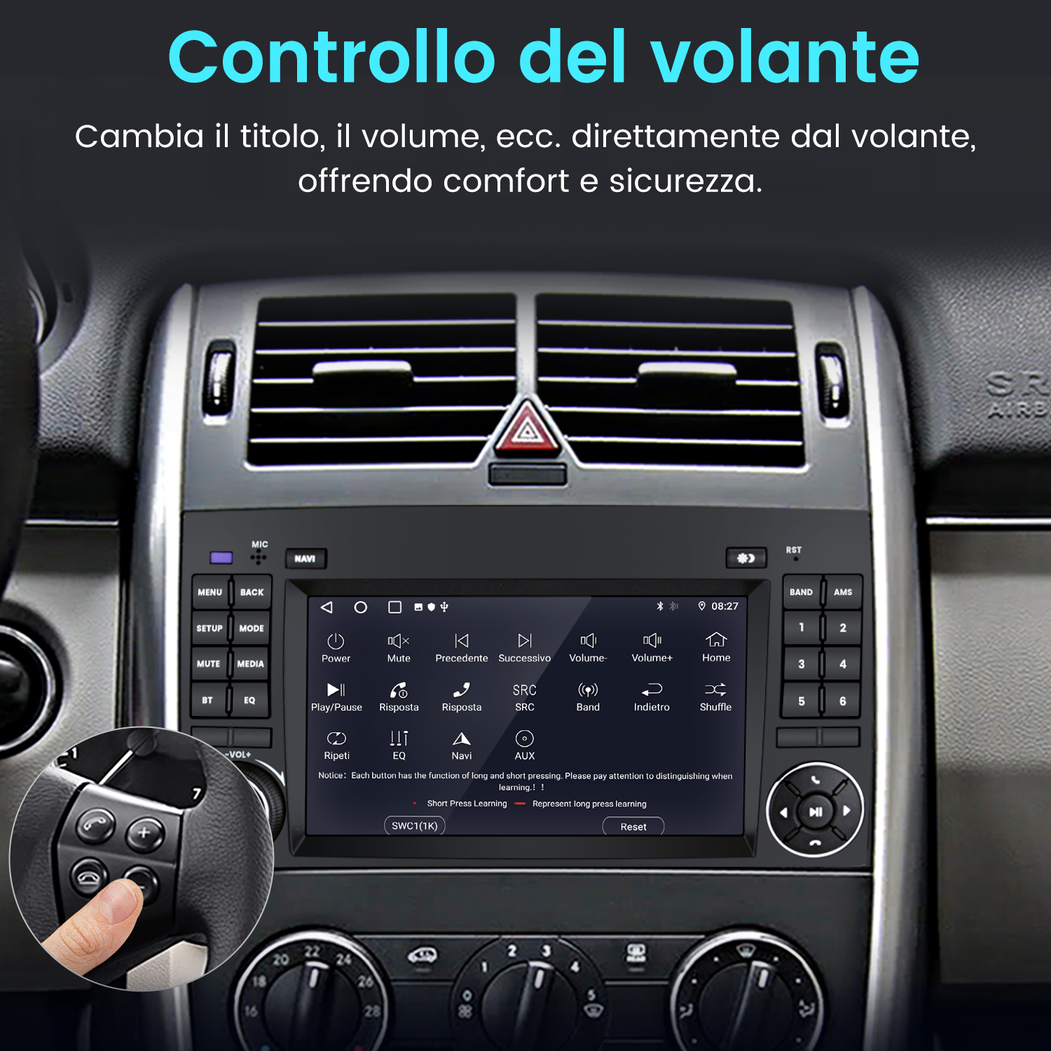 Interni auto con comandi al volante, schermo multimediale e bocchette dell'aria. Un dito preme un pulsante sul volante.