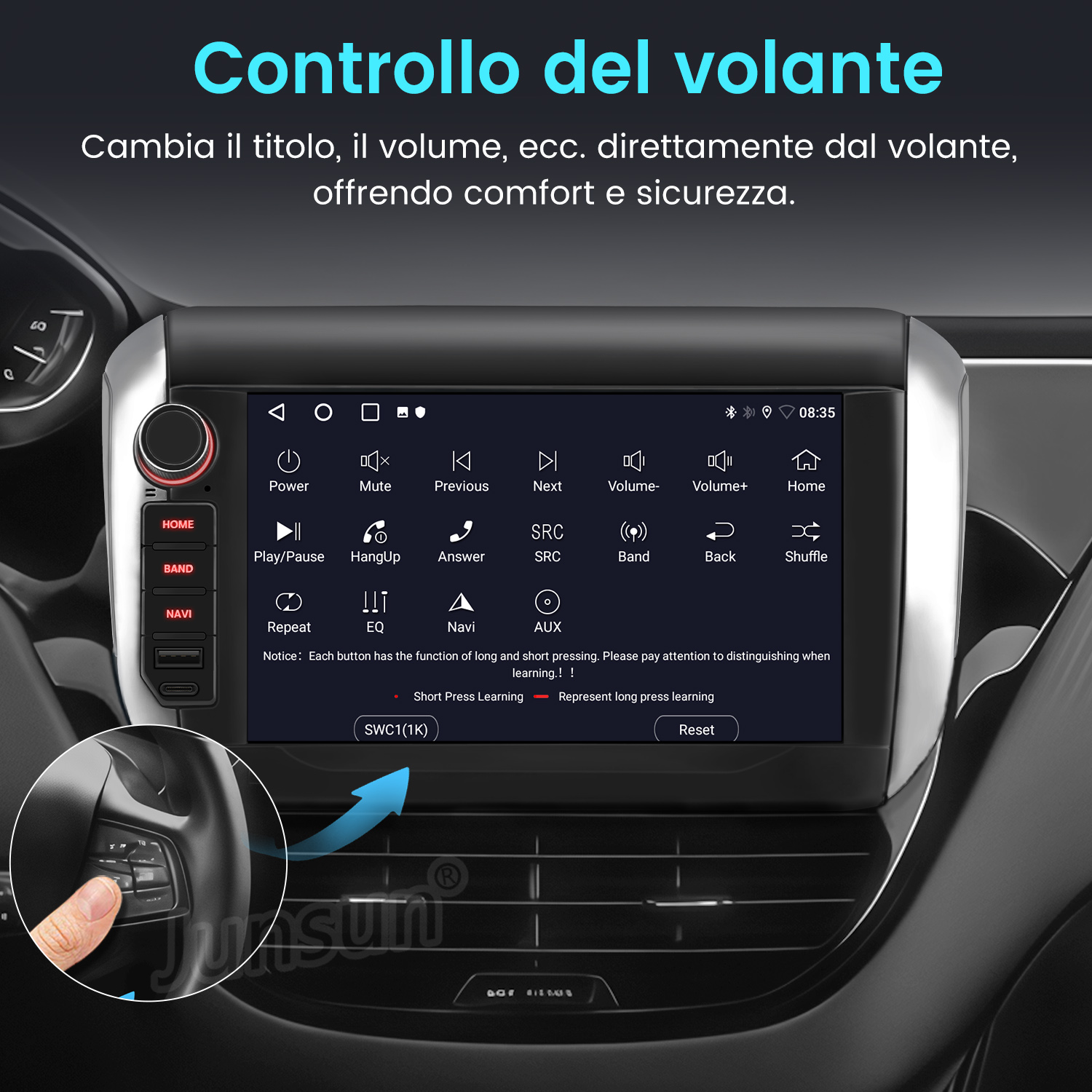 Schermo del sistema di infotainment dell'auto. Pulsanti per alimentazione, volume e navigazione. Testo in italiano. Mano preme il pulsante del volante.