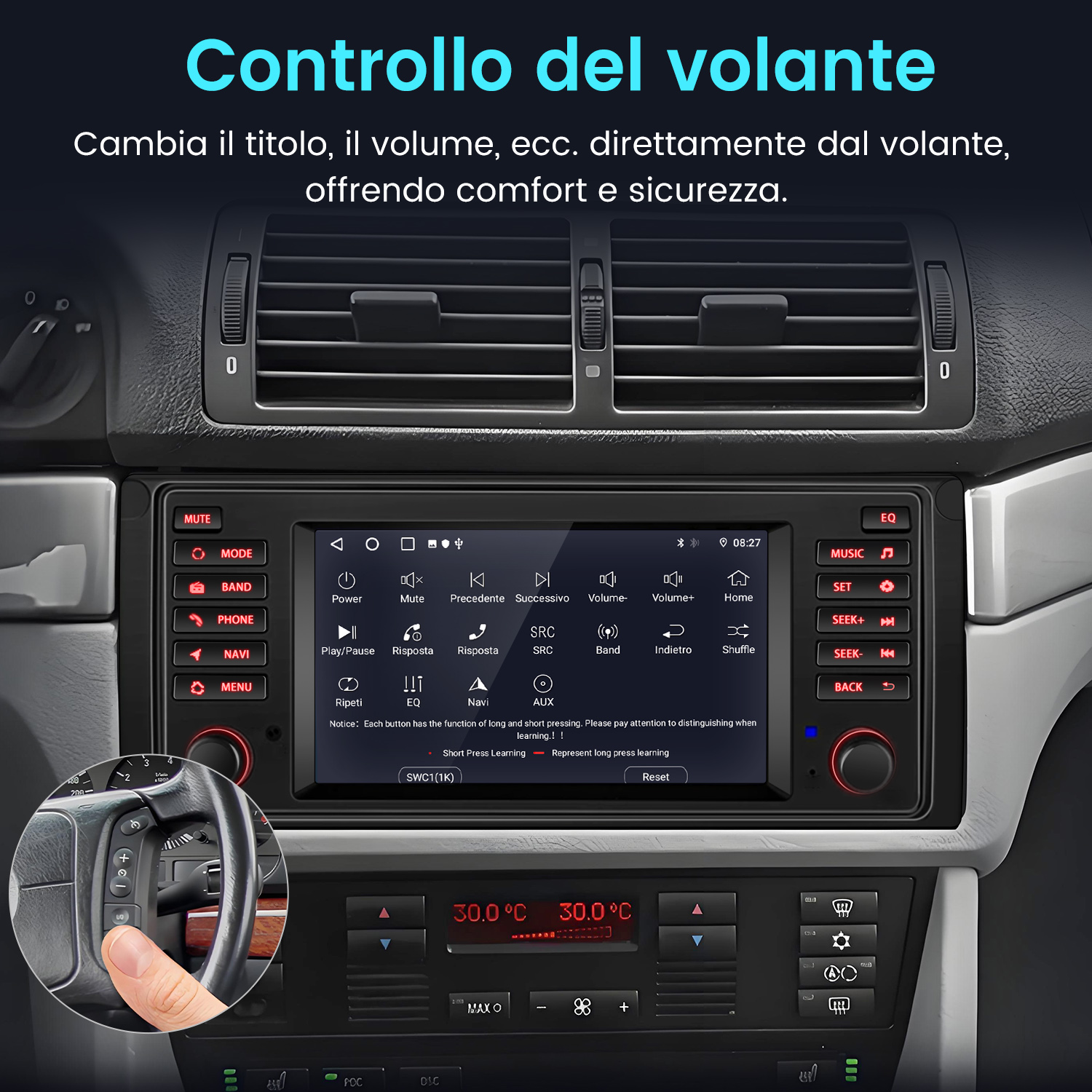 Cruscotto di un'auto con schermo centrale, pulsanti e volante. Lo schermo visualizza i controlli. Una mano tocca un pulsante del volante.