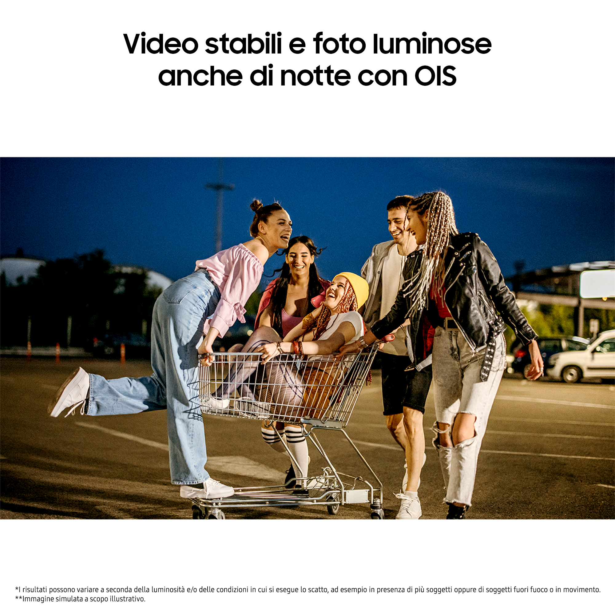 Pięcioro młodych ludzi śmieje się, pchając wózek sklepowy w nocy. Jeden siedzi w środku. Ciemne tło ze światłami.