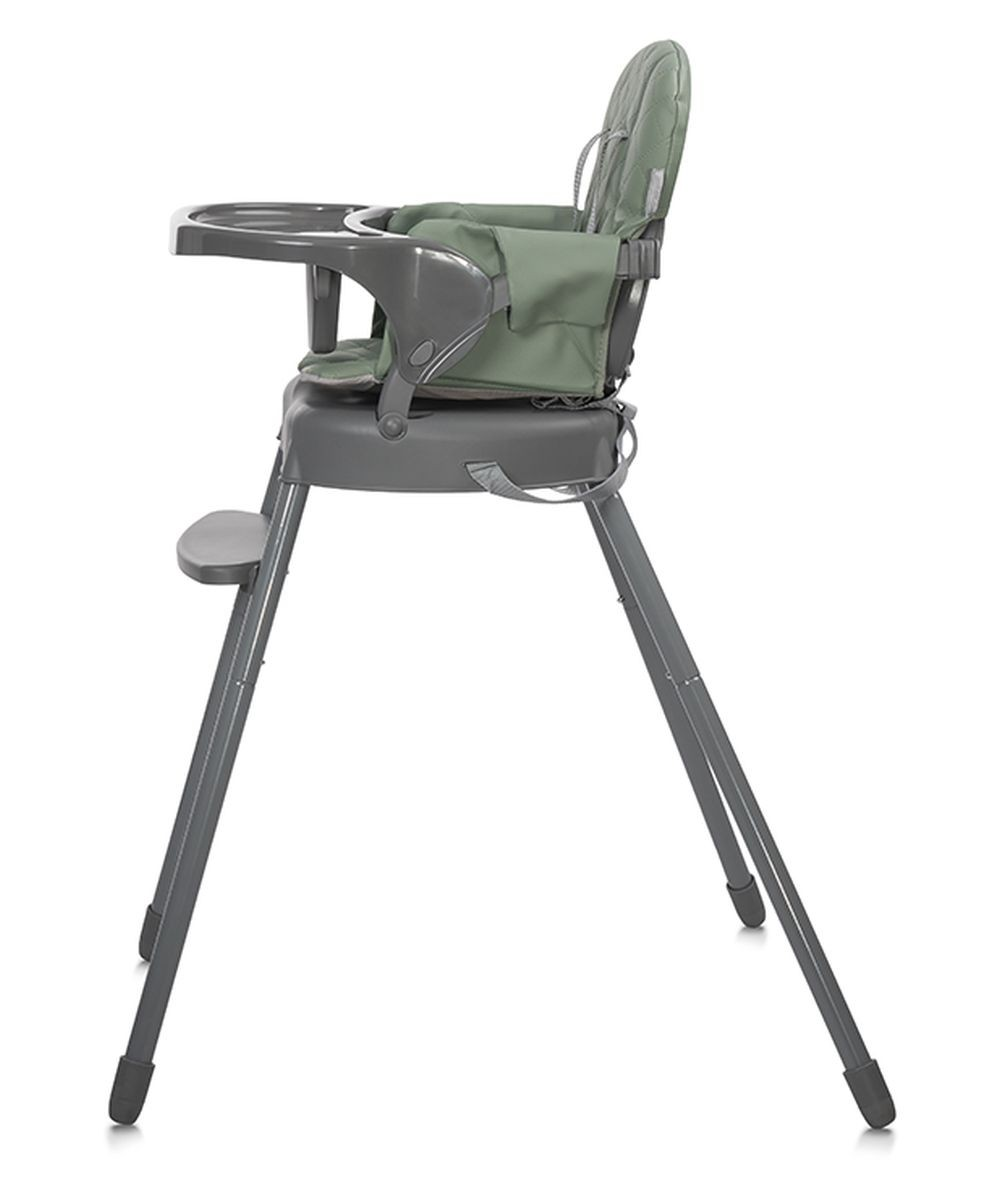 Una trona verde para bebés con bandeja, reposapiés y patas grises. La silla está vacía y el fondo es blanco.