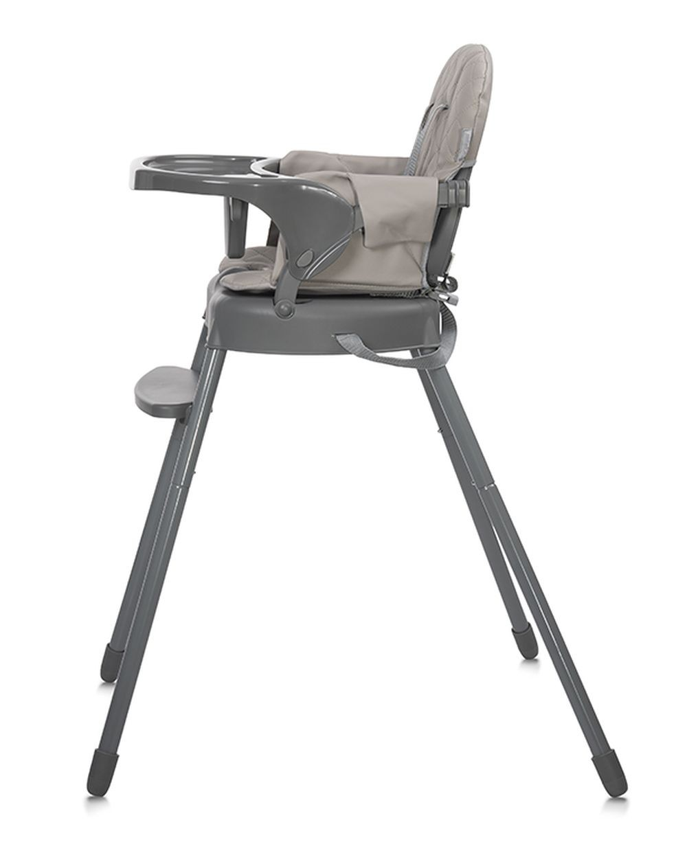 Una trona gris con bandeja y reposapiés. El asiento es gris claro. Las patas son metálicas y anguladas.