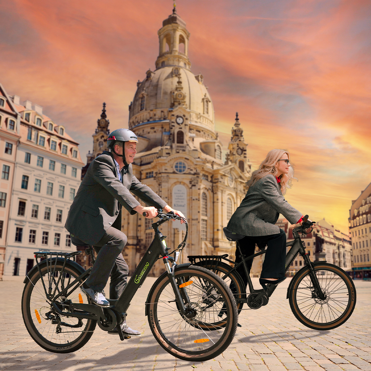 Zwei Personen fahren mit E-Bikes auf einem Stadtplatz. Im Hintergrund eine große Kirche. Gebäude und bunter Himmel ergänzen die Szene.