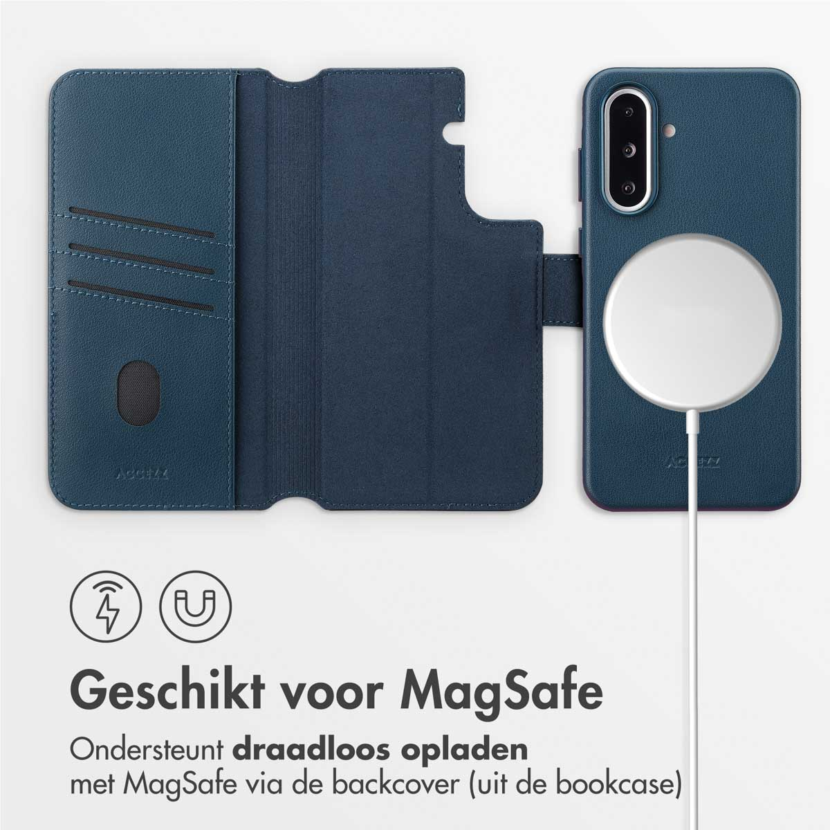 Een blauwe telefoonhoes met een witte draadloze oplader wordt getoond. De hoes is open en toont kaartsleuven. Tekst geeft MagSafe-compatibiliteit aan.
