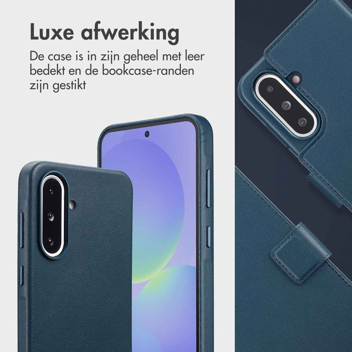 Blauwe telefoonhoes en telefoon gedeeltelijk zichtbaar, met leertextuur en stikdetails. Tekst in het Nederlands.