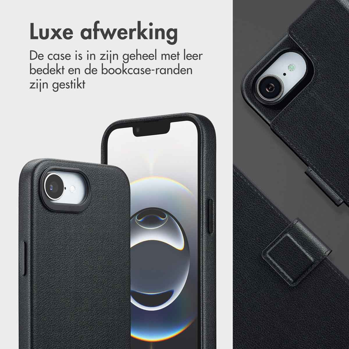 Nahaufnahme von schwarzen Leder-Telefonhüllen. Eine ist offen und zeigt ein Telefon. Die andere ist geschlossen. Text oben: 'Luxe afwerking'.