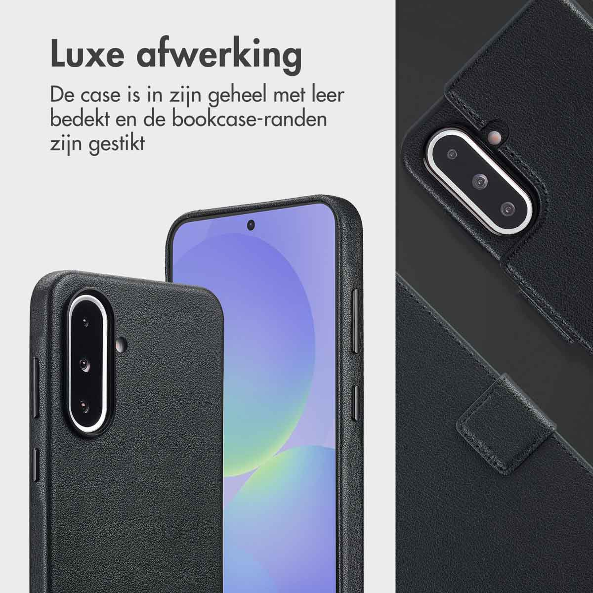 Close-up van zwarte telefoonhoesjes met leertextuur. Eén hoesje is open en toont de camera van de telefoon.
