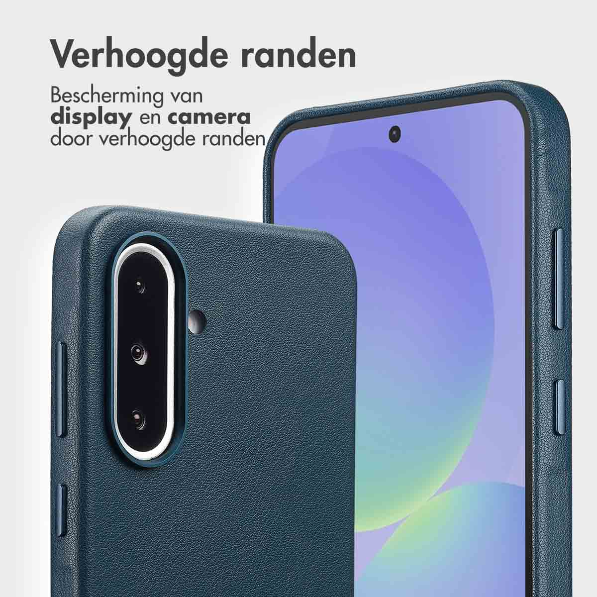 Close-up van twee telefoonhoesjes. Eén toont de camera, de ander het scherm. Tekst in het Nederlands: Verhoogde randen. Bescherming van display en camera.