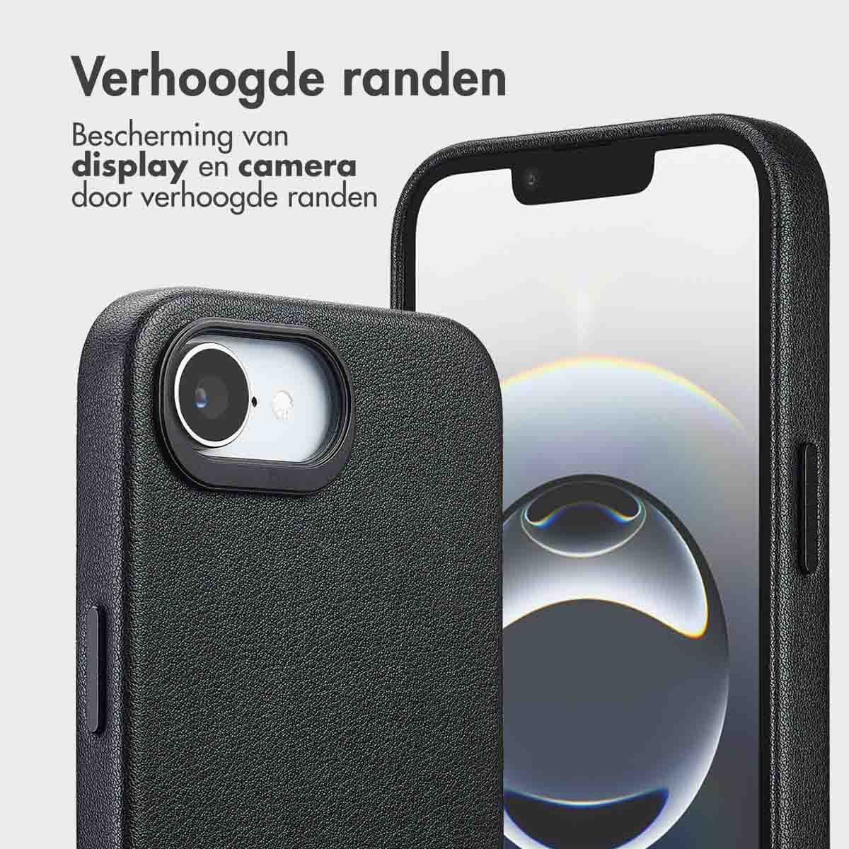 Nahaufnahme einer schwarzen Handyhülle mit erhöhten Kanten, die Kamera und Display schützt. Text auf Niederländisch sichtbar.