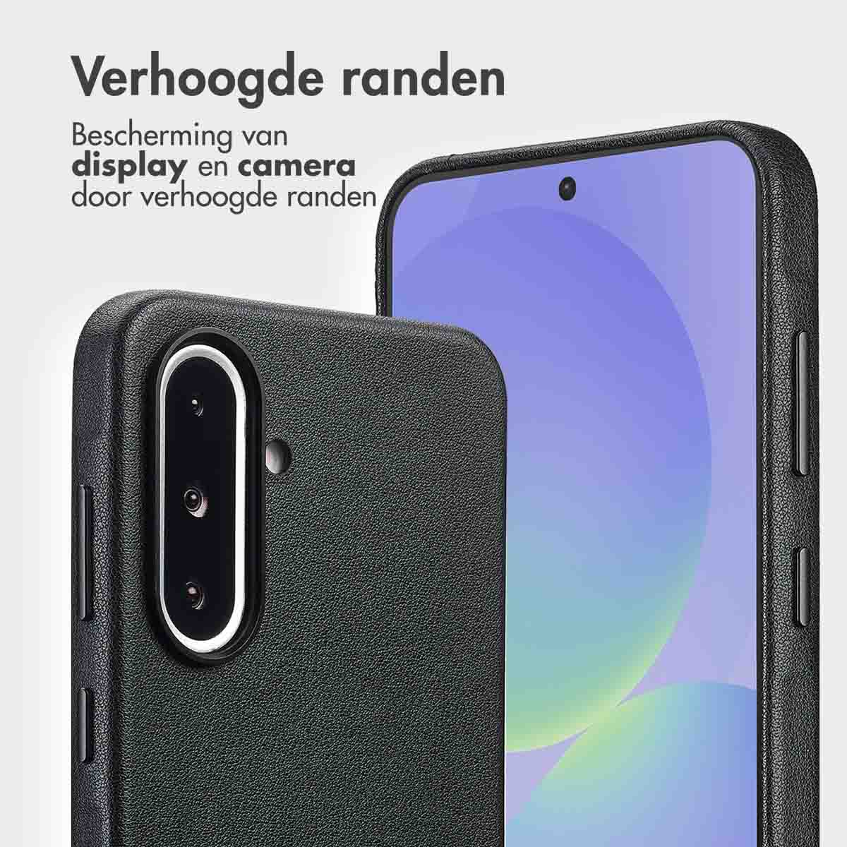 Close-up van een telefoonhoesje dat een telefoon beschermt. Het heeft verhoogde randen, zwarte leertextuur. Tekst in het Nederlands.