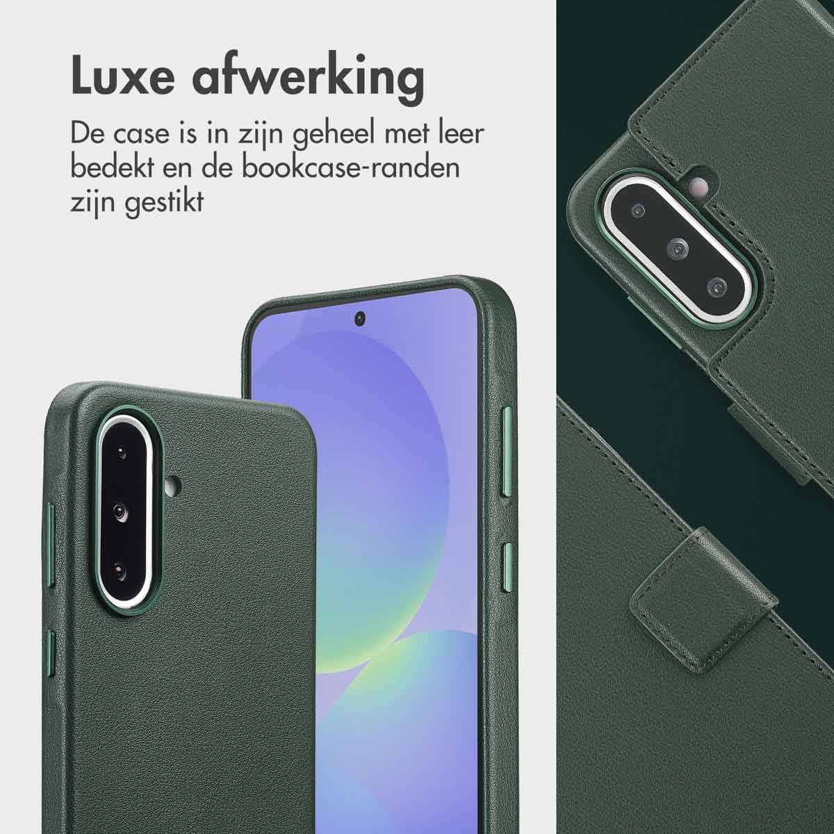 Afbeelding toont een groene telefoonhoes met een lederen textuur. De telefoonhoes is open en het telefoonscherm is zichtbaar.