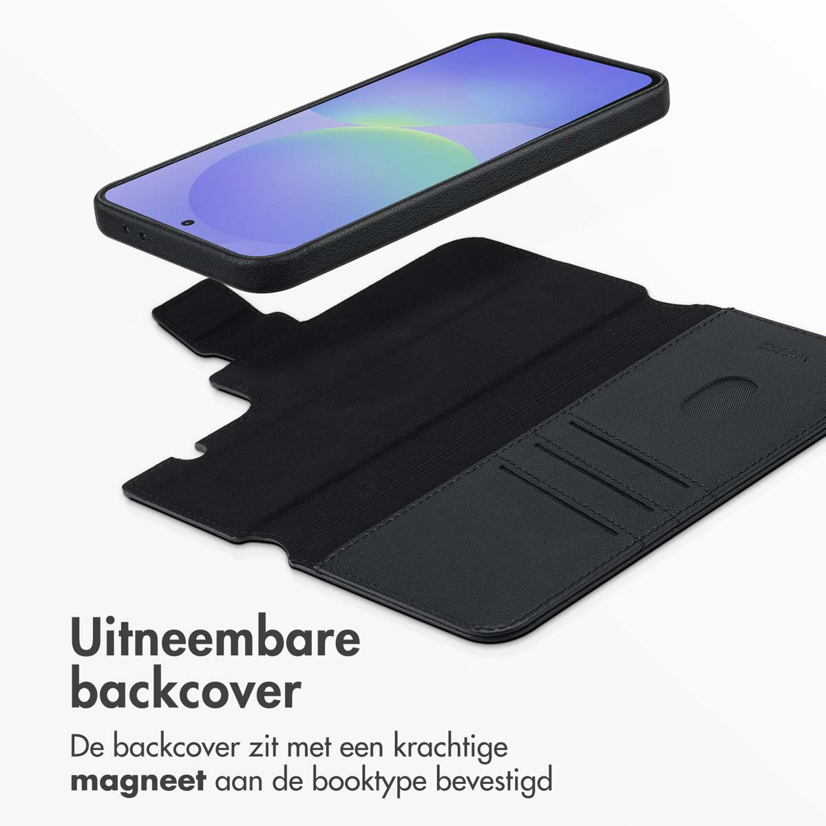 Zwarte telefoonhoes met afneembare achterkant. De telefoon wordt boven de open hoes getild, waarbij het scherm en de binnenzakken te zien zijn.