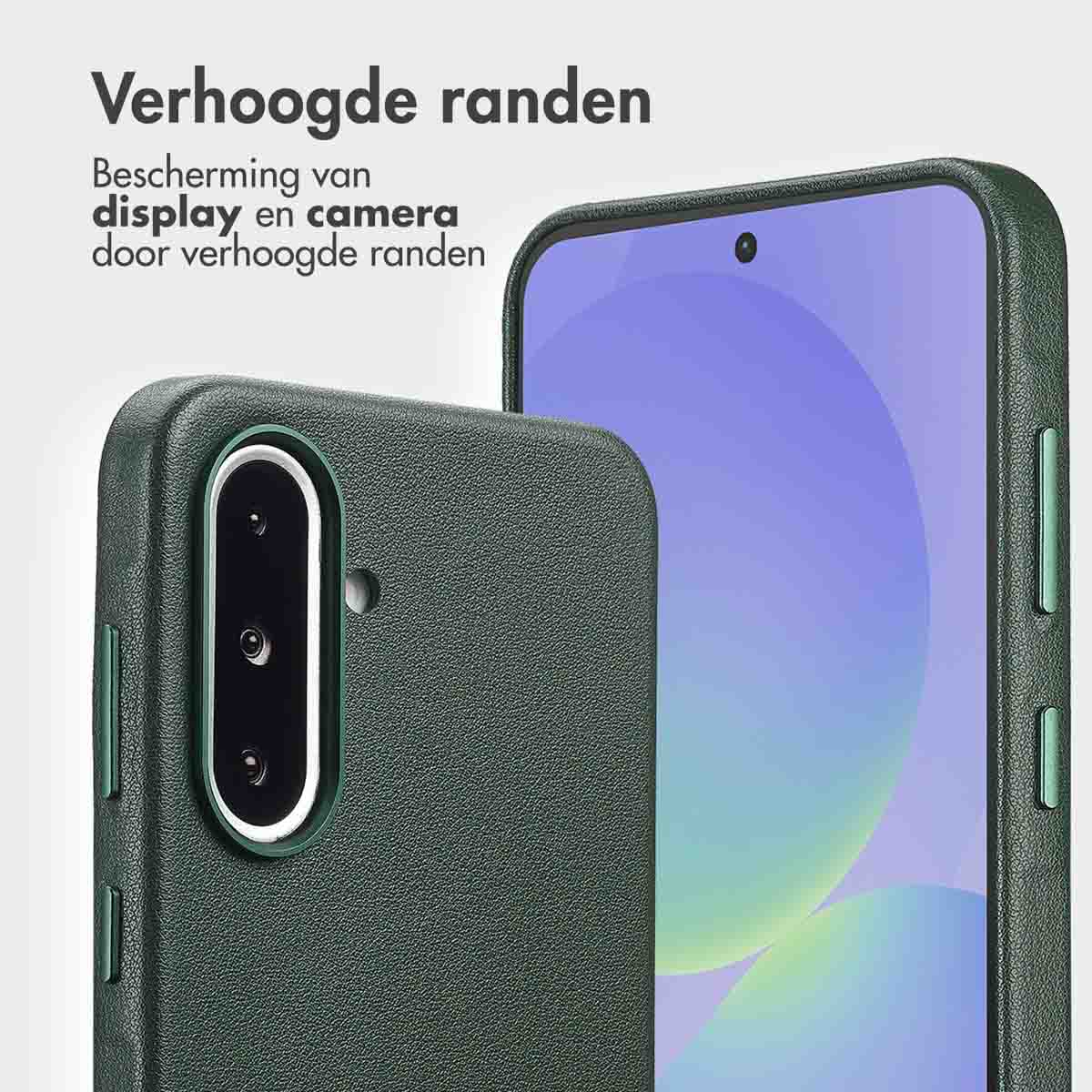 Twee smartphones in beschermhoezen. Eén toont de camera, de ander het scherm. Donkergroene hoesjes met verhoogde randen.