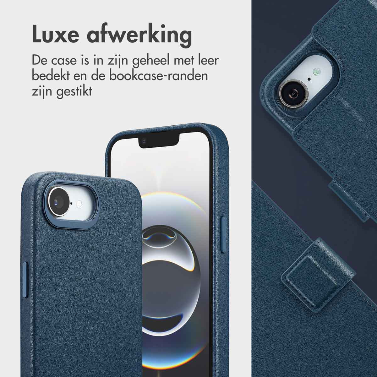 Eine blaue Handyhülle mit Lederstruktur. Die Hülle wird mit einem Telefon im Inneren und teilweise geöffnet gezeigt.