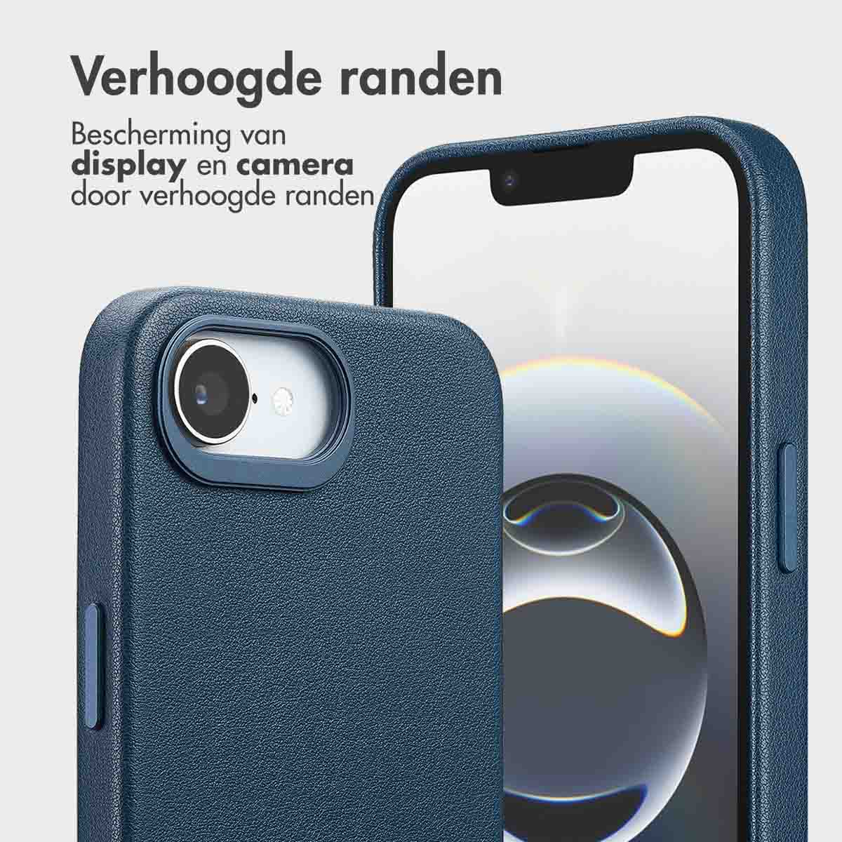 Eine blaue Handyhülle schützt ein Telefon. Die Hülle hat erhöhte Ränder um Kamera und Display. Niederländischer Text zeigt Schutz.