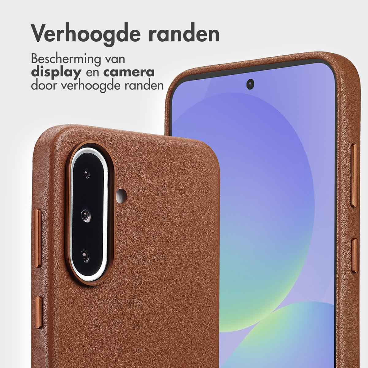 Bruine telefoonhoes met verhoogde randen, beschermt het scherm en de camera van een smartphone. Het scherm is lichtblauw.
