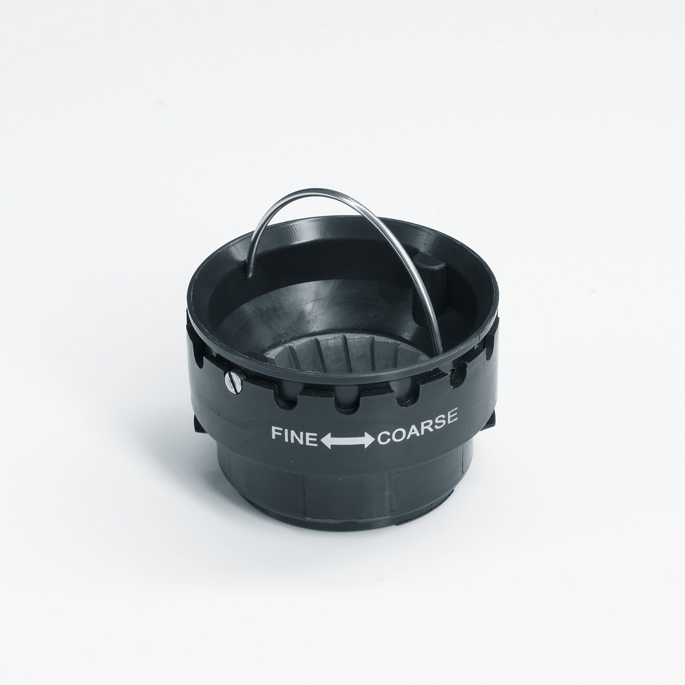 Czarne plastikowe urządzenie z uchwytem i oznaczeniami 'FINE' i 'COARSE'. Umieszczone na białej powierzchni.