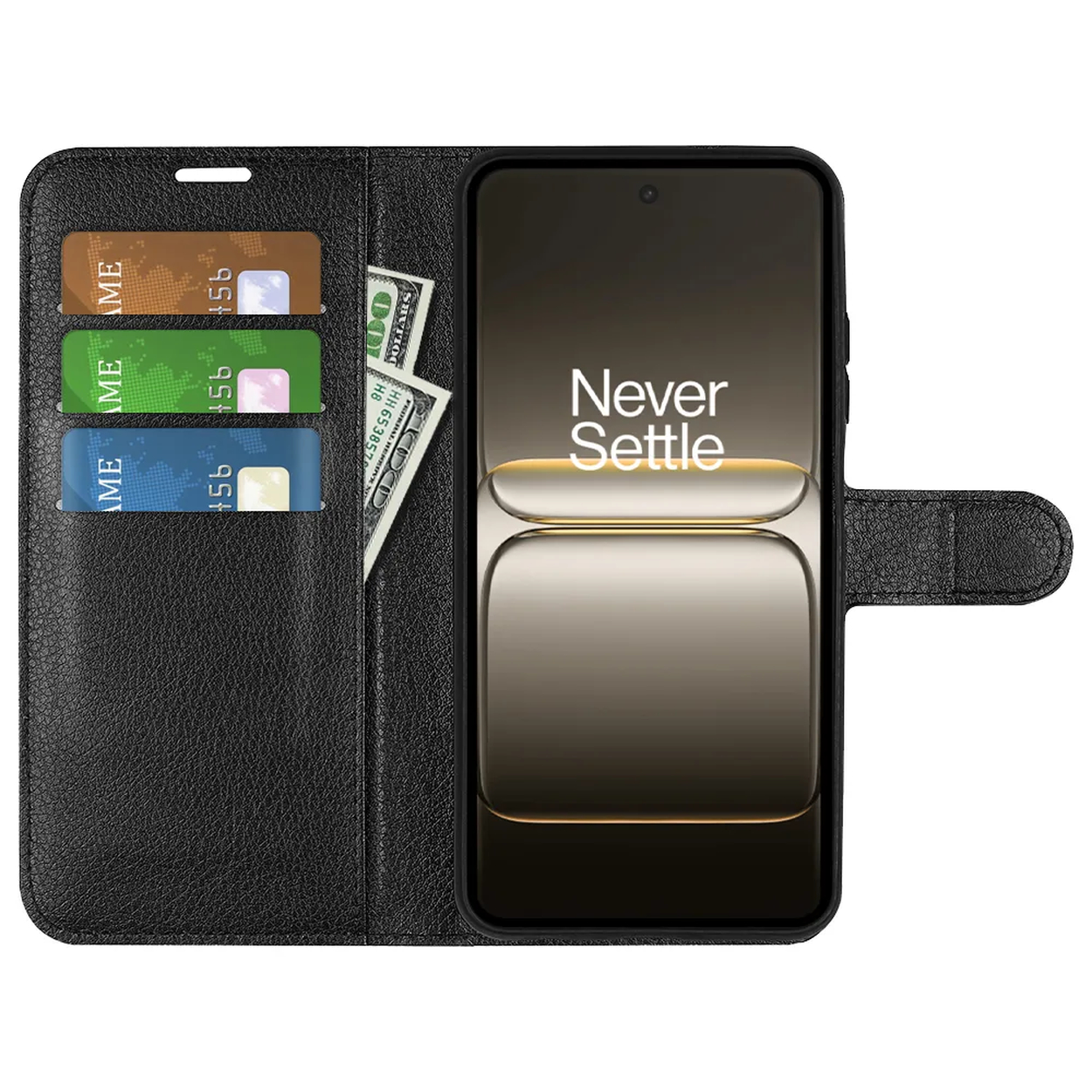 Un étui de téléphone noir contient un téléphone avec 'Never Settle' à l'écran. Il possède des emplacements pour cartes et espèces, y compris des cartes de crédit et des billets de banque.