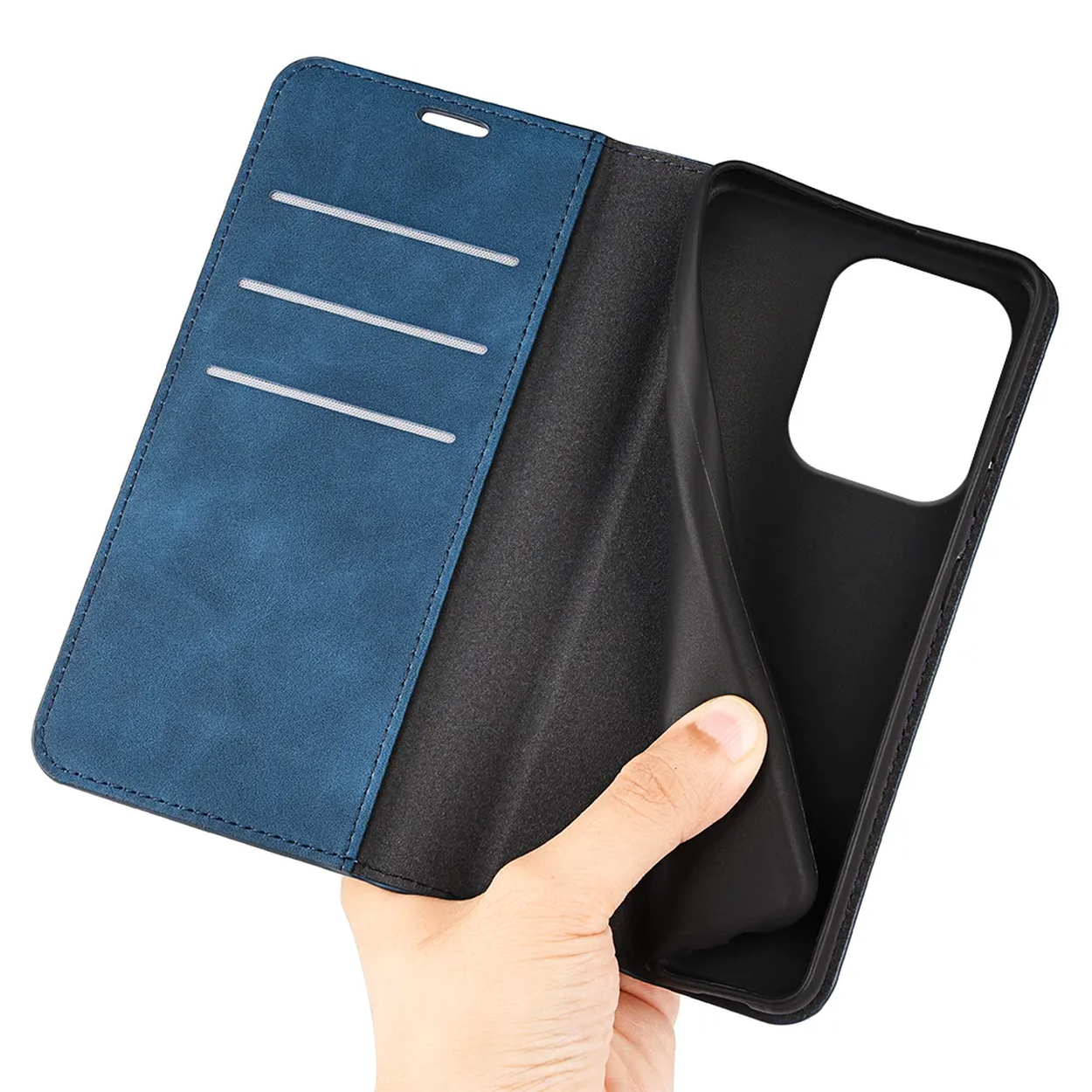 Hand houdt een blauwzwarte telefoonhoes vast. De hoes is open en toont kaartsleuven.