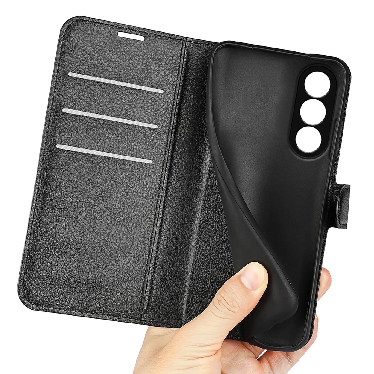 Une main tient un étui de téléphone noir ouvert. L'étui est en similicuir avec des fentes pour cartes. Le support de téléphone est noir avec trois trous pour l'appareil photo.