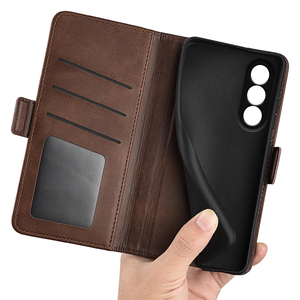 Main tenant un étui de téléphone en cuir marron. L'étui est ouvert, révélant le support du téléphone et les fentes pour cartes. Le support est noir.
