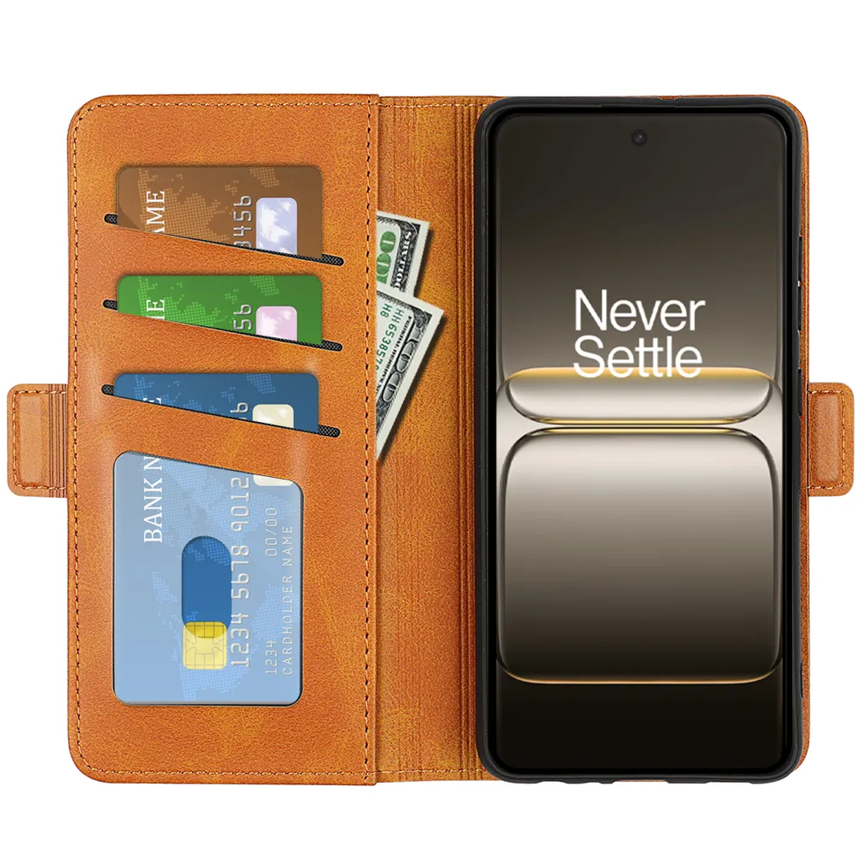Un étui de téléphone en cuir marron avec un téléphone, des cartes de crédit et de l'argent à l'intérieur. Le téléphone affiche 'Never Settle'.