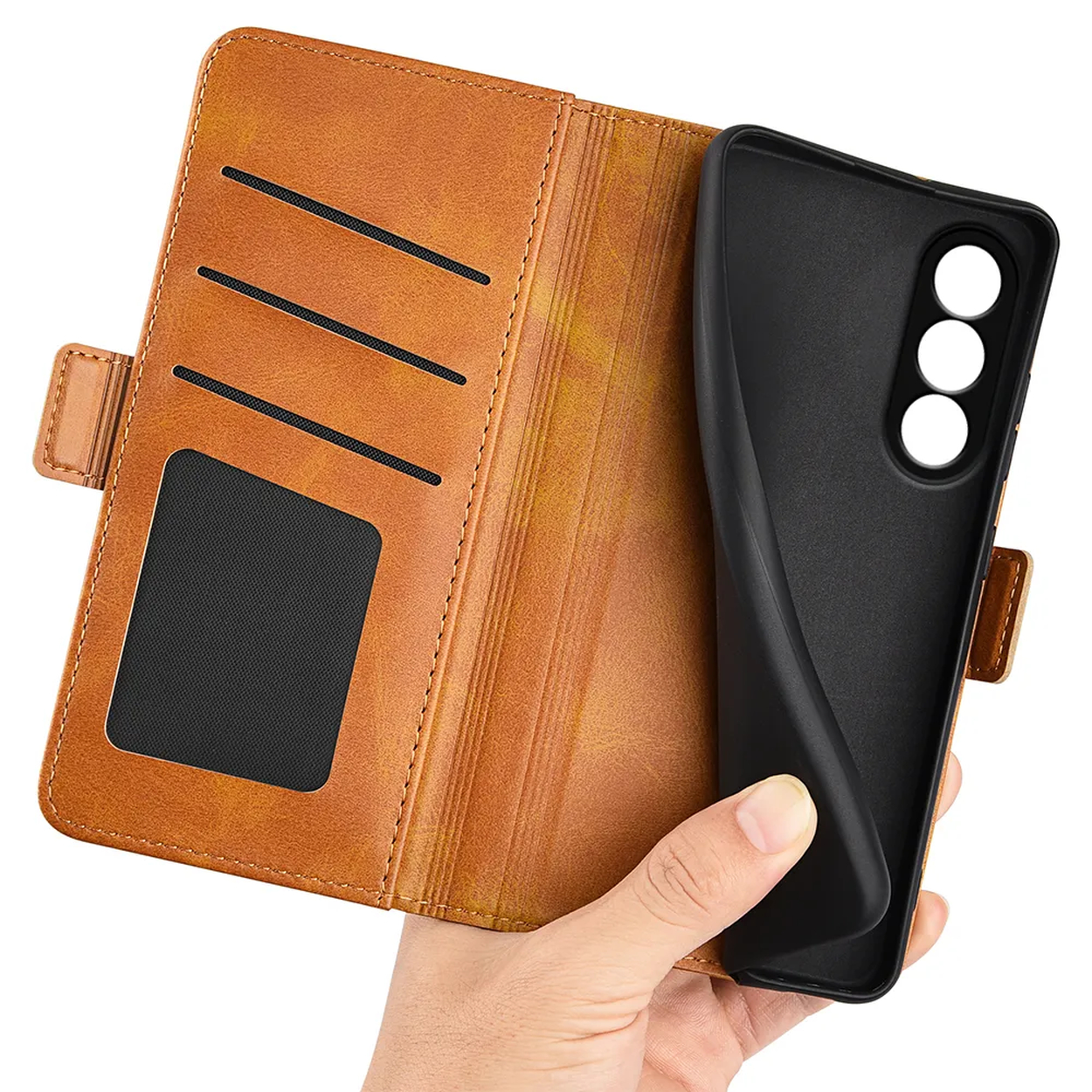 Un portefeuille en cuir marron avec un étui de téléphone noir tenu en main. Le portefeuille a des fentes pour cartes et une fenêtre. L'étui du téléphone a trois trous pour l'appareil photo.