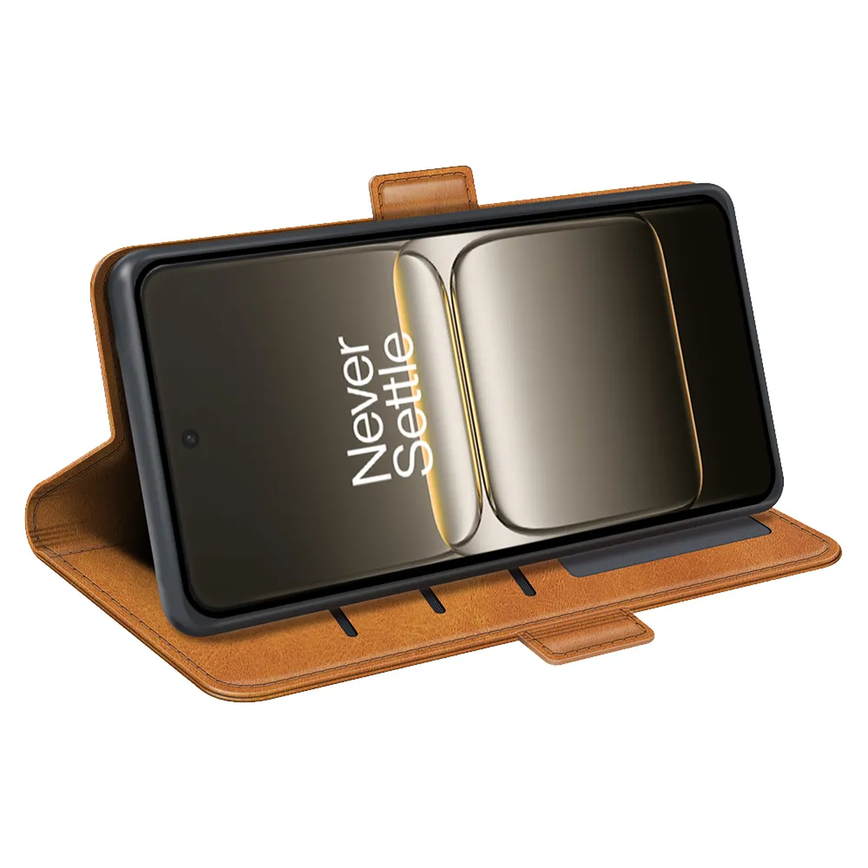 Un smartphone dans un étui en cuir marron. L'écran affiche "Never Settle". L'étui est ouvert et le téléphone est soutenu.