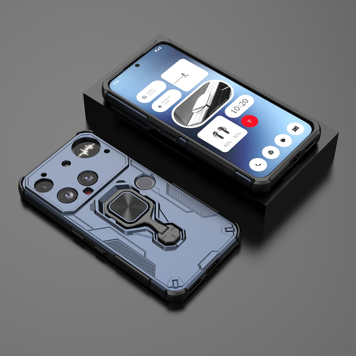 Deux smartphones sur une surface sombre. L'un est dans un étui bleu avec un support de bague. L'autre affiche un panneau de contrôle.
