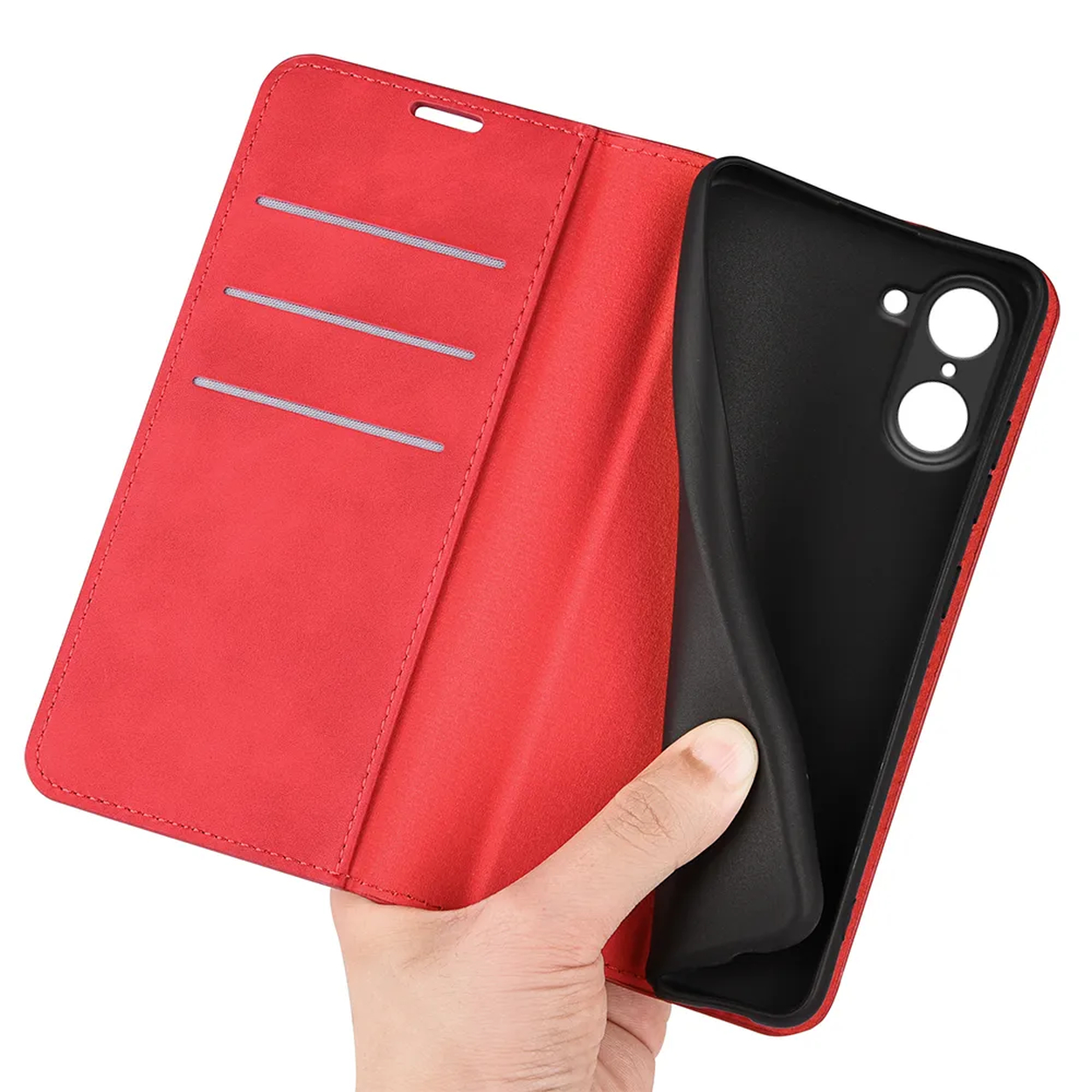 Une main tient un étui de téléphone noir à l'intérieur d'un étui folio rouge. Le folio a des fentes pour cartes et une fermeture magnétique.