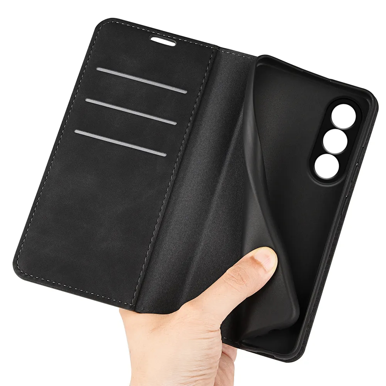 Une main tient un étui de téléphone noir ouvert. L'étui a des fentes pour cartes et un support pour téléphone. Le fond est uni.