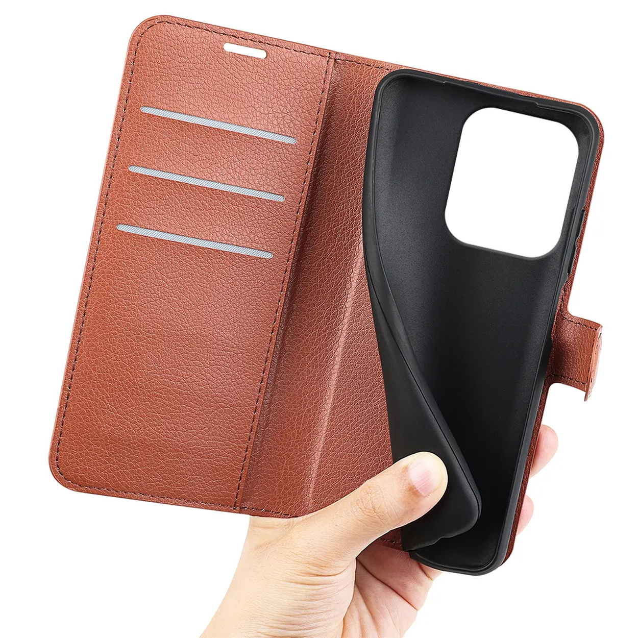 Un étui de téléphone en cuir marron, ouvert, avec un support noir. Une main tient l'étui.
