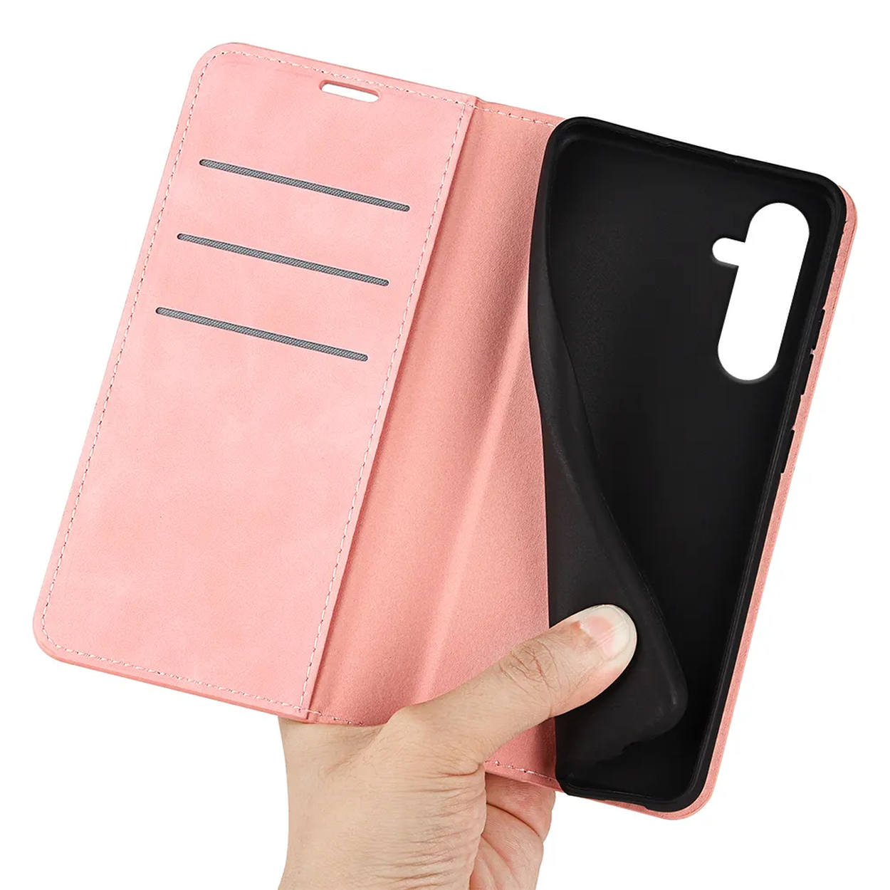 Een roze telefoonhoesje is open, vastgehouden door een hand. Het heeft kaartsleuven en een zwarte binnenhoes. De achtergrond is wit.