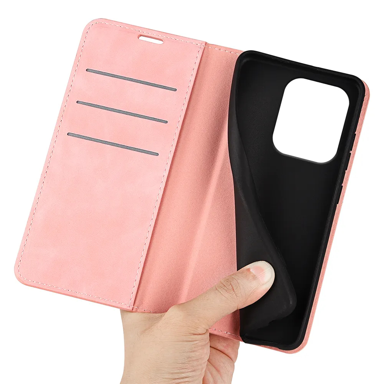 Een hand houdt een roze telefoonhoes open, met een zwart interieur. De hoes heeft kaartsleuven en een opening aan de bovenkant.
