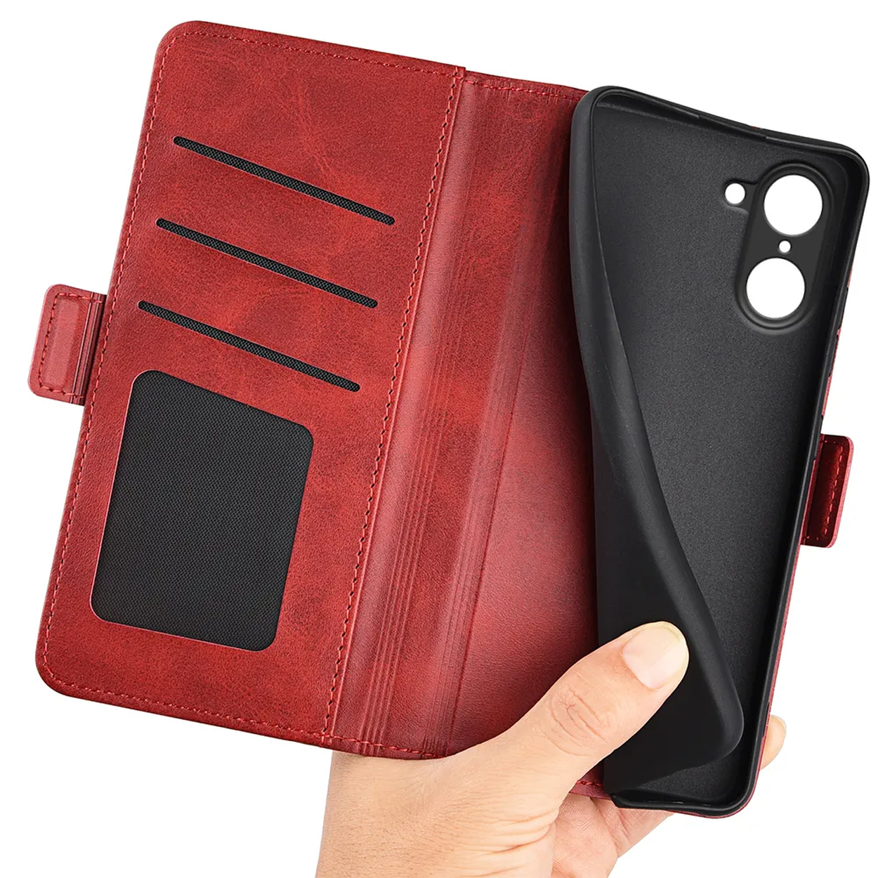 Een hand houdt een zwarte telefoonhoes vast, naast een open rode leren portemonnee.