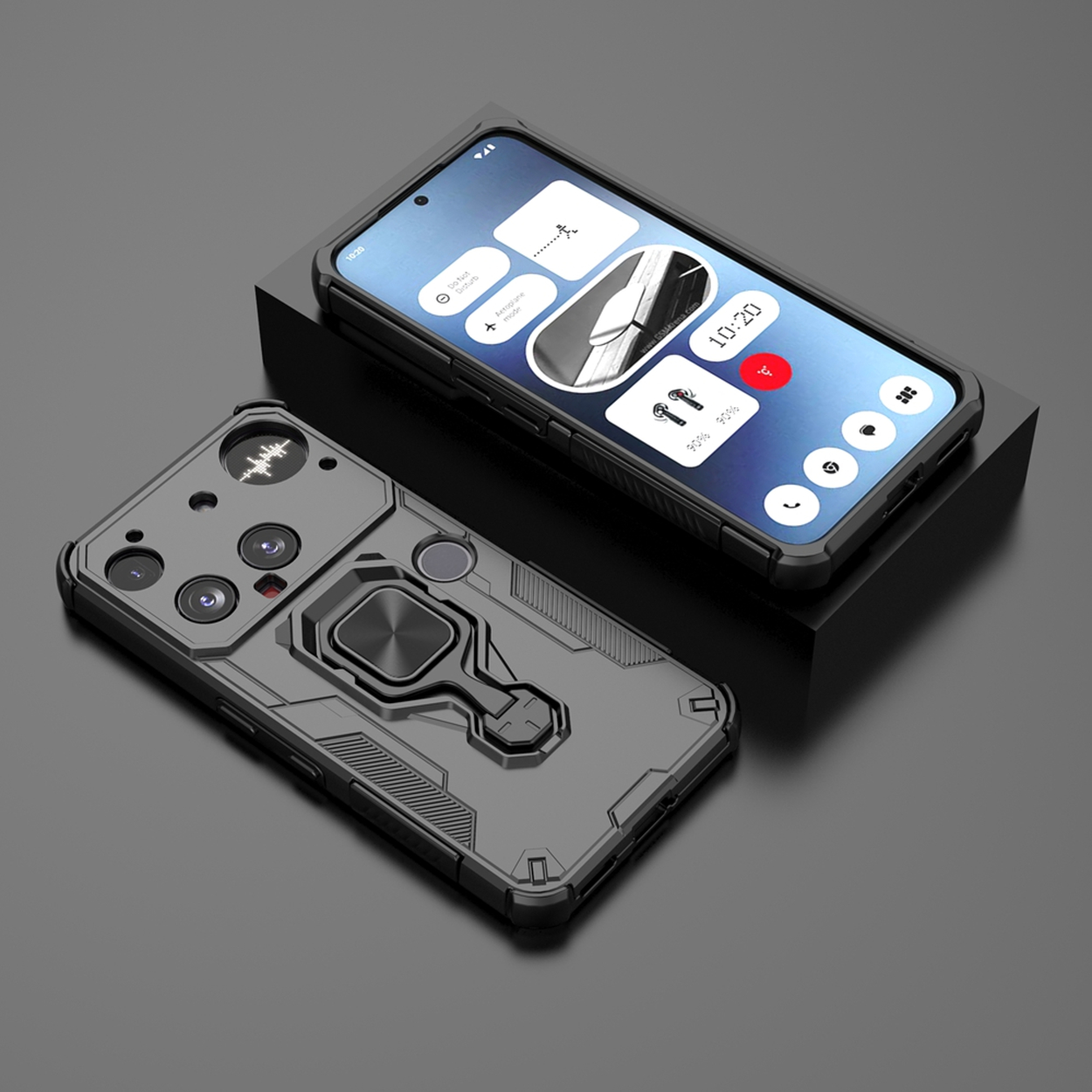 Deux smartphones noirs avec étuis. L'un affiche un panneau de contrôle, l'autre a une caméra et une poignée anneau. Les deux sont sur une surface noire.