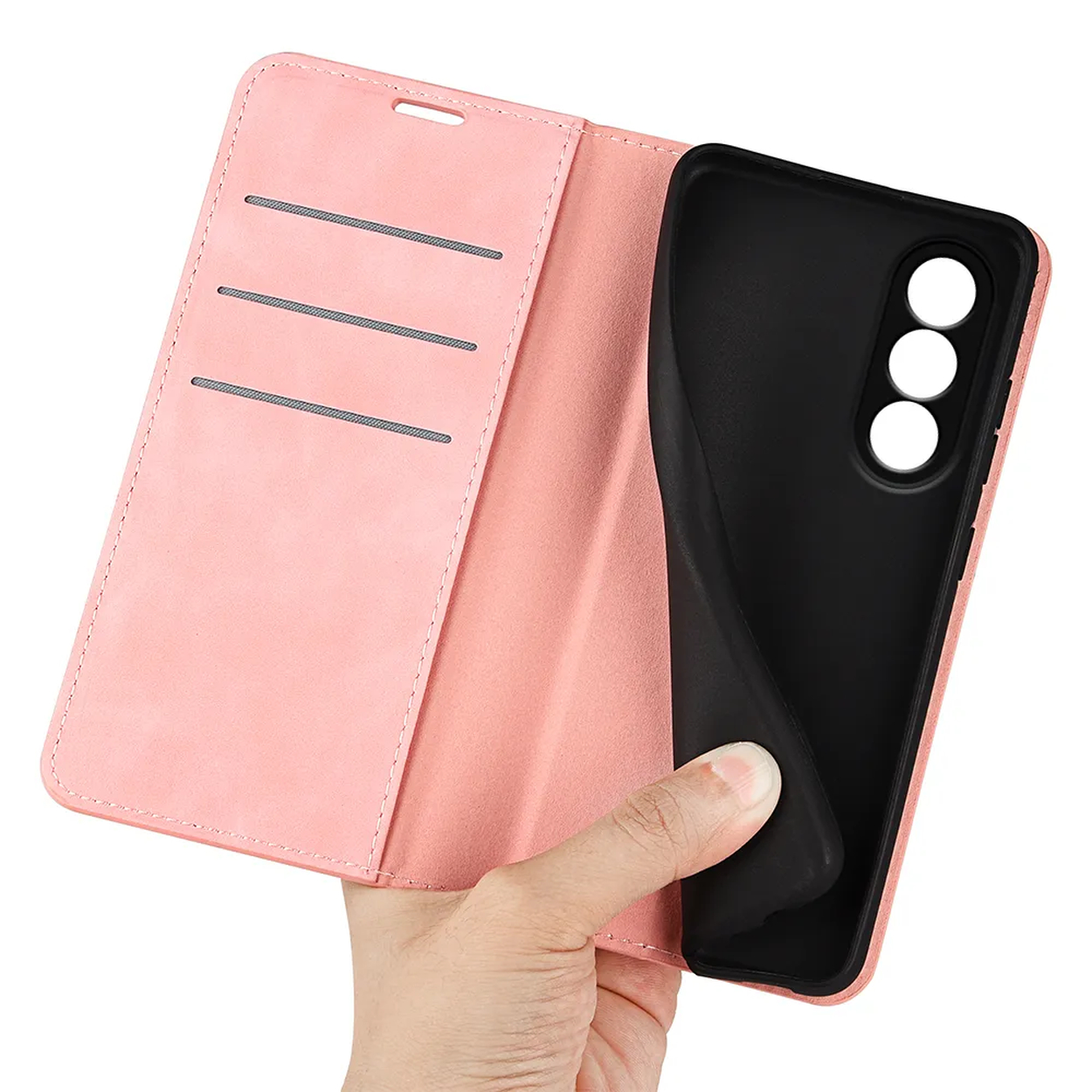 Une main tient un étui de téléphone rose ouvert pour révéler un téléphone noir à l'intérieur. L'étui a des fentes pour cartes.