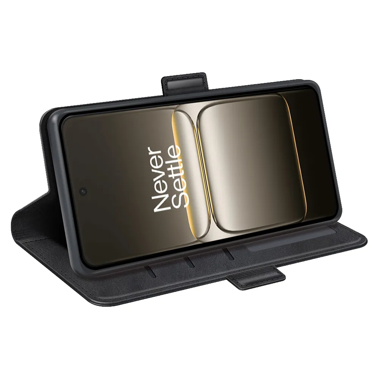 Een zwarte telefoon zit in een zwarte hoes, met de woorden "Never Settle" op het scherm. De hoes is open. Witte achtergrond.