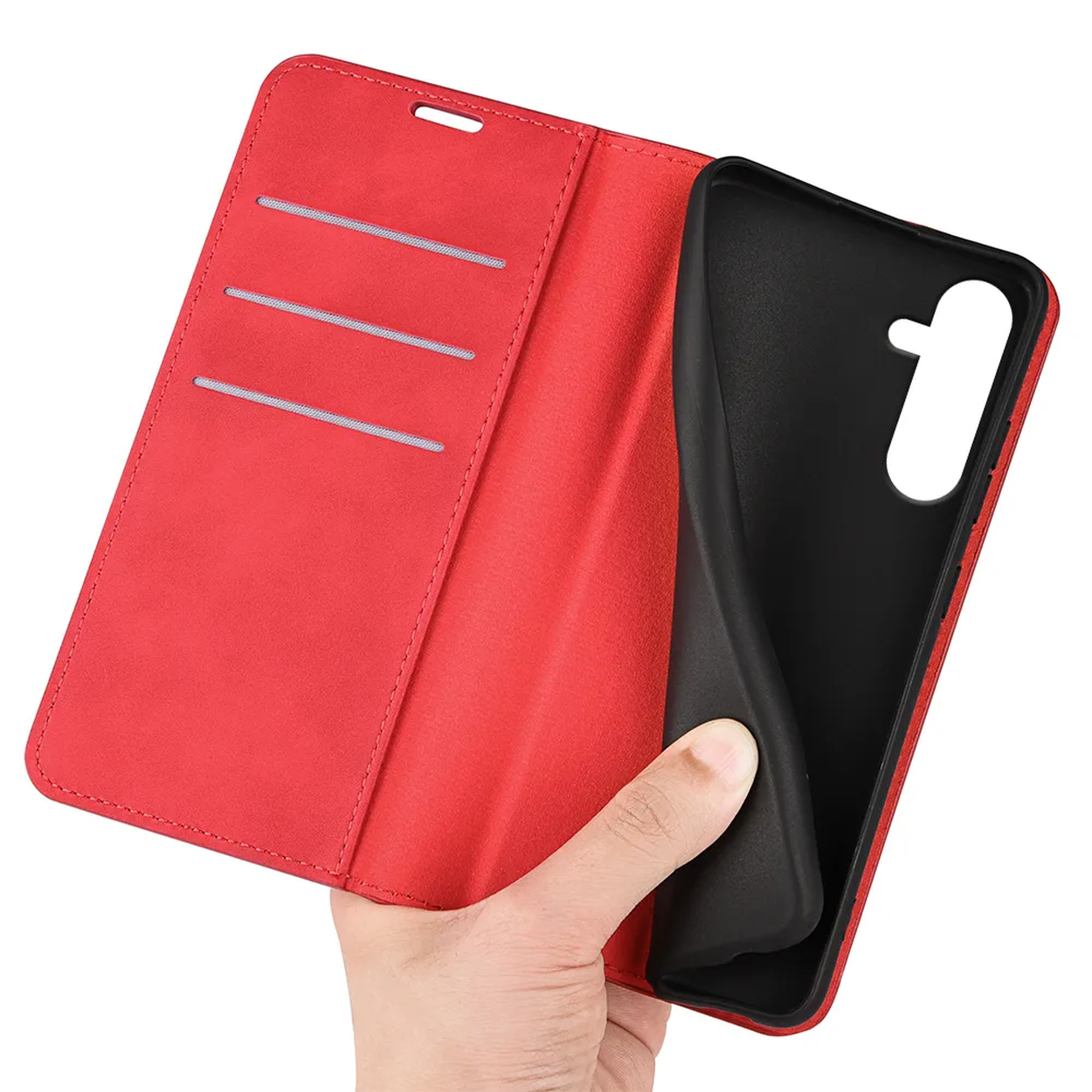 Een hand die een open rode telefoonhoes vasthoudt met een zwart interieur. De hoes heeft kaartsleuven. De telefoonhoes is zwart.