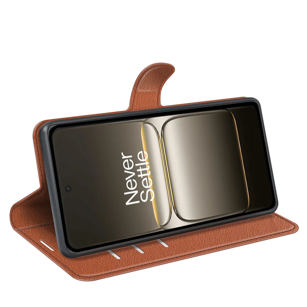 Een bruine leren telefoonhoes met een telefoon erin, met 'Never Settle'. De hoes is open en toont de telefoon en de binnenvoering.