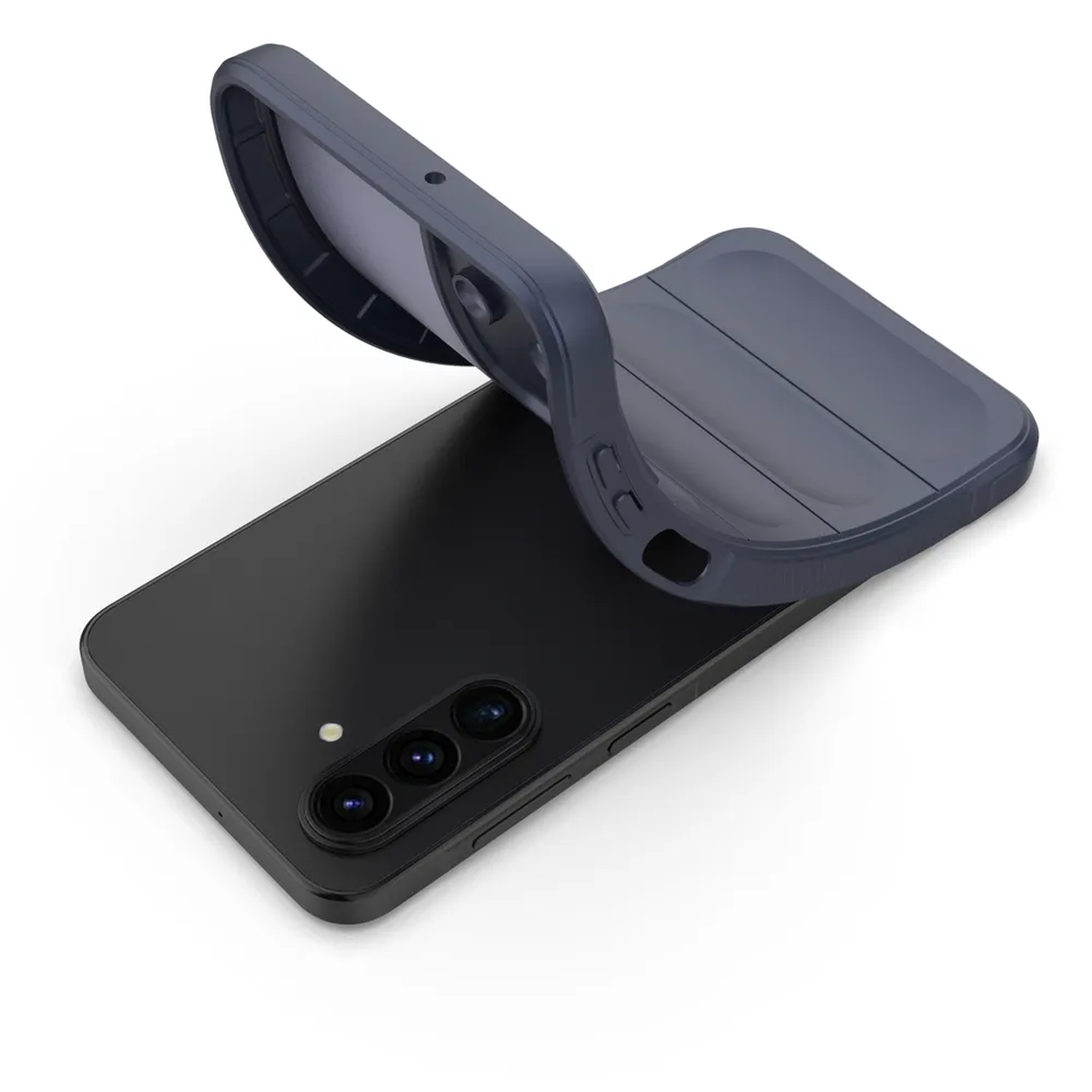 Een zwarte smartphone met een donkerblauwe hoes die wordt aangebracht. De hoes is flexibel en bedekt deels de telefoon.