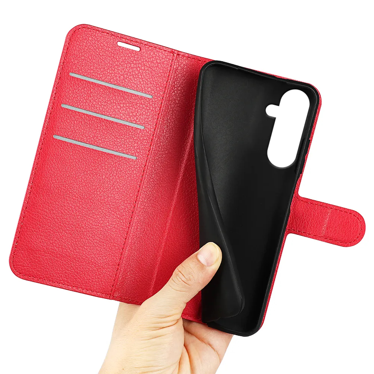 Een hand houdt een zwarte telefoonhoes vast, die de binnenkant laat zien. De hoes zit in een rode portemonnee-telefoonhoes met kaartsleuven.