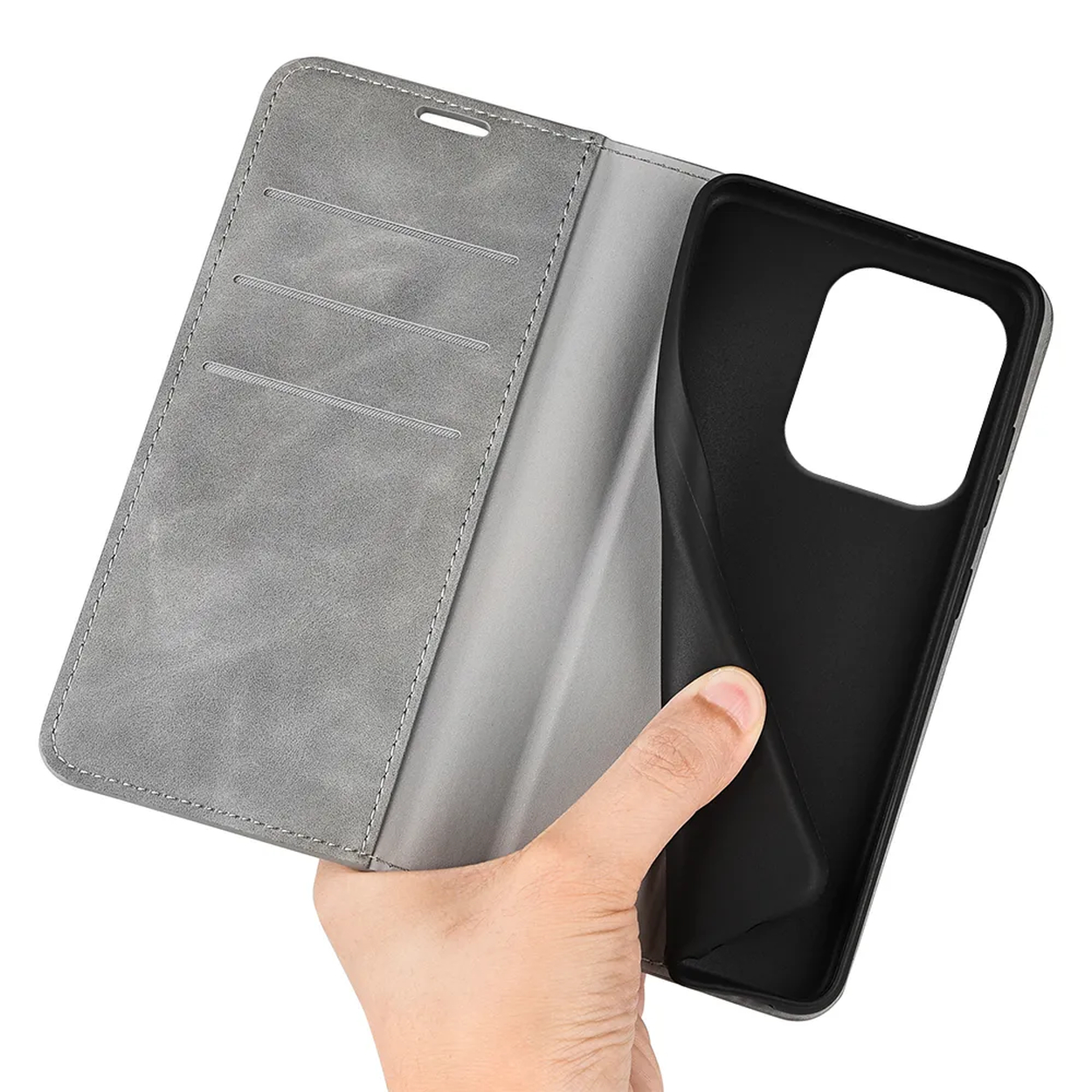 Hand houdt open grijze telefoonhoes vast. Binnenin zit een zwarte telefoonhouder. De hoes heeft kaartsleuven.