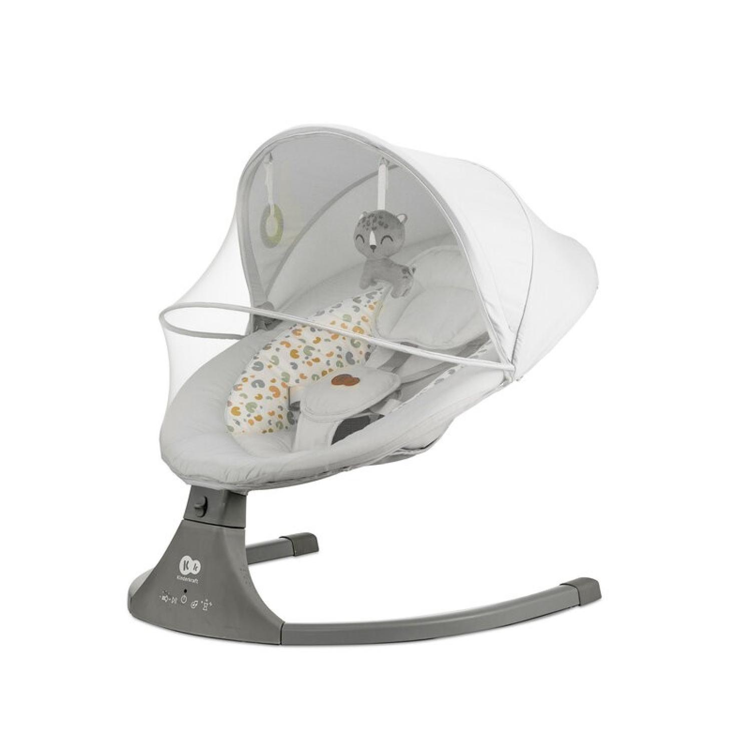 Eine weiße Babywippe mit Baldachin und Spielzeug. Die Wippe hat ein graues Gestell und einen gemusterten Sitz.