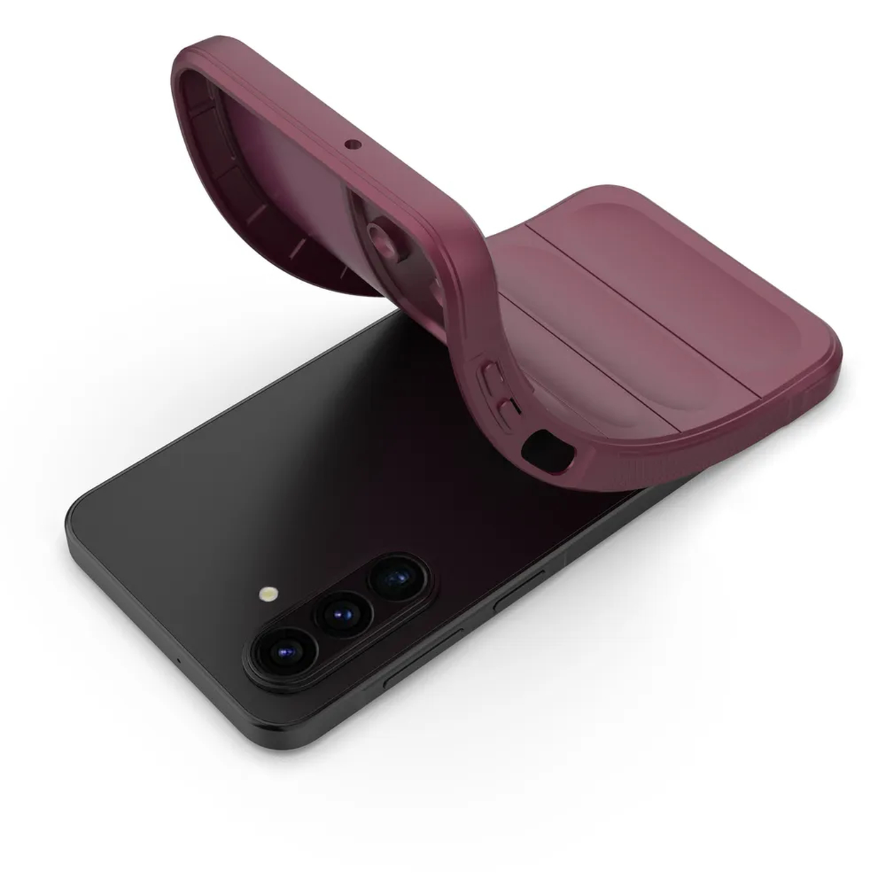 Een zwarte smartphone met een donkerrode telefoonhoes die wordt afgepeld. De telefoon heeft drie camera's.